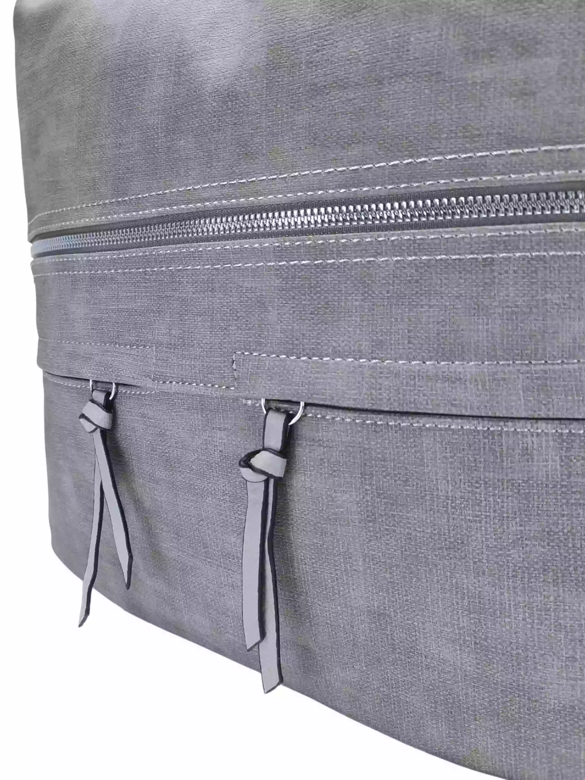 Velká světle šedá kabelka a batoh 2v1 s kapsami, Tapple, H181175N, detail přední strany kabelky a batohu 2v1