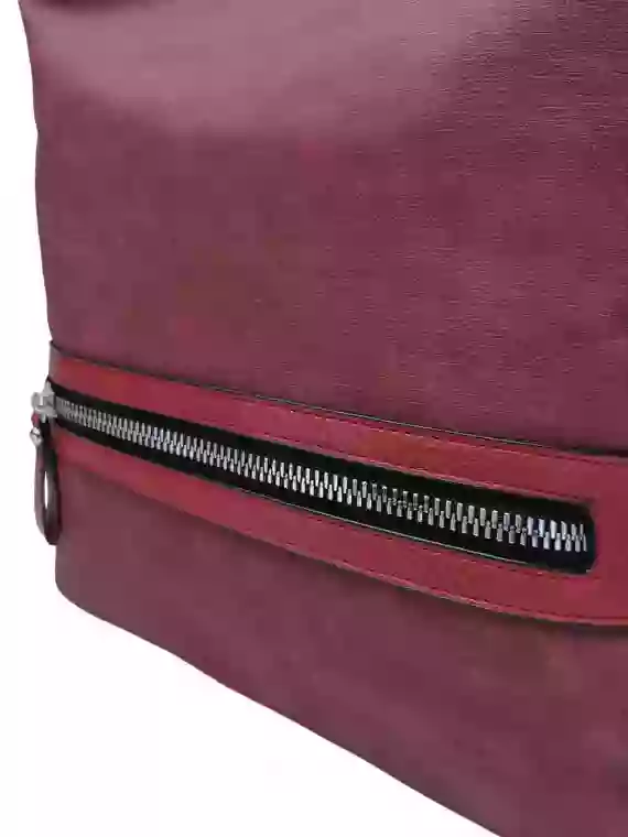 Velká vínová / bordó kabelka a batoh 2v1 s texturou, Tapple, H20805N, detail přední strany kabelky a batohu 2v1