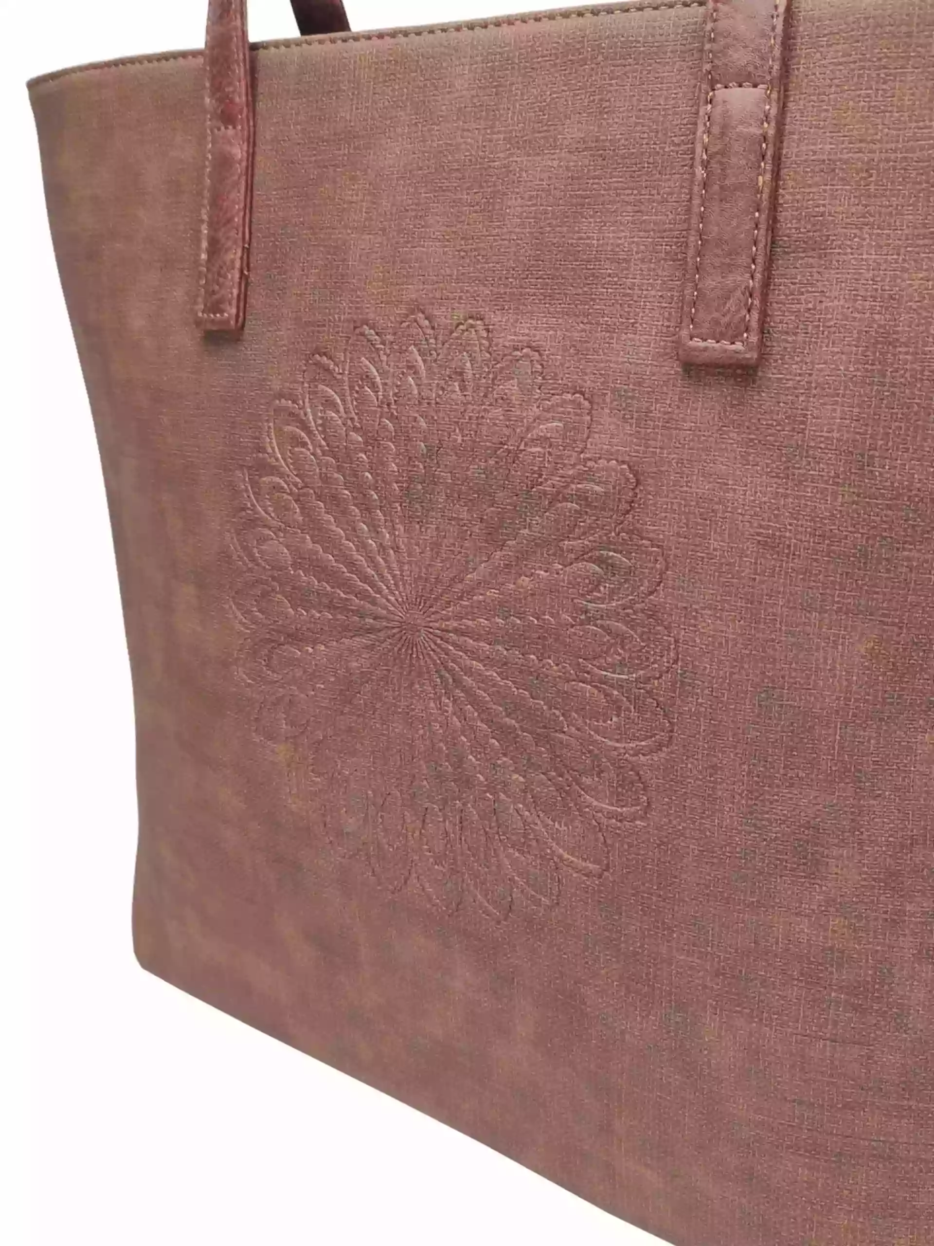 Středně hnědá dámská kabelka přes rameno s texturou, Tapple, H17409, detail zadní strany kabelky přes rameno