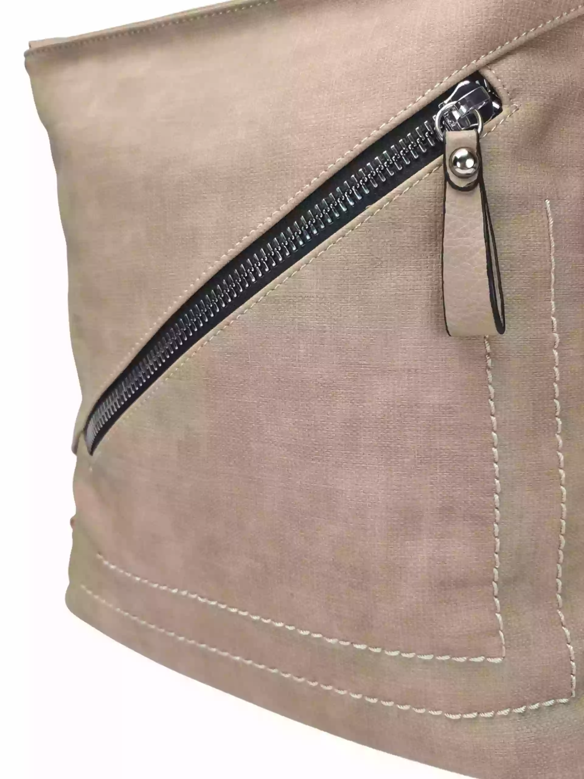 Střední světle hnědý kabelko-batoh 2v1 s šikmým zipem, Tapple, H190061, detail kabelko-batohu 2v1