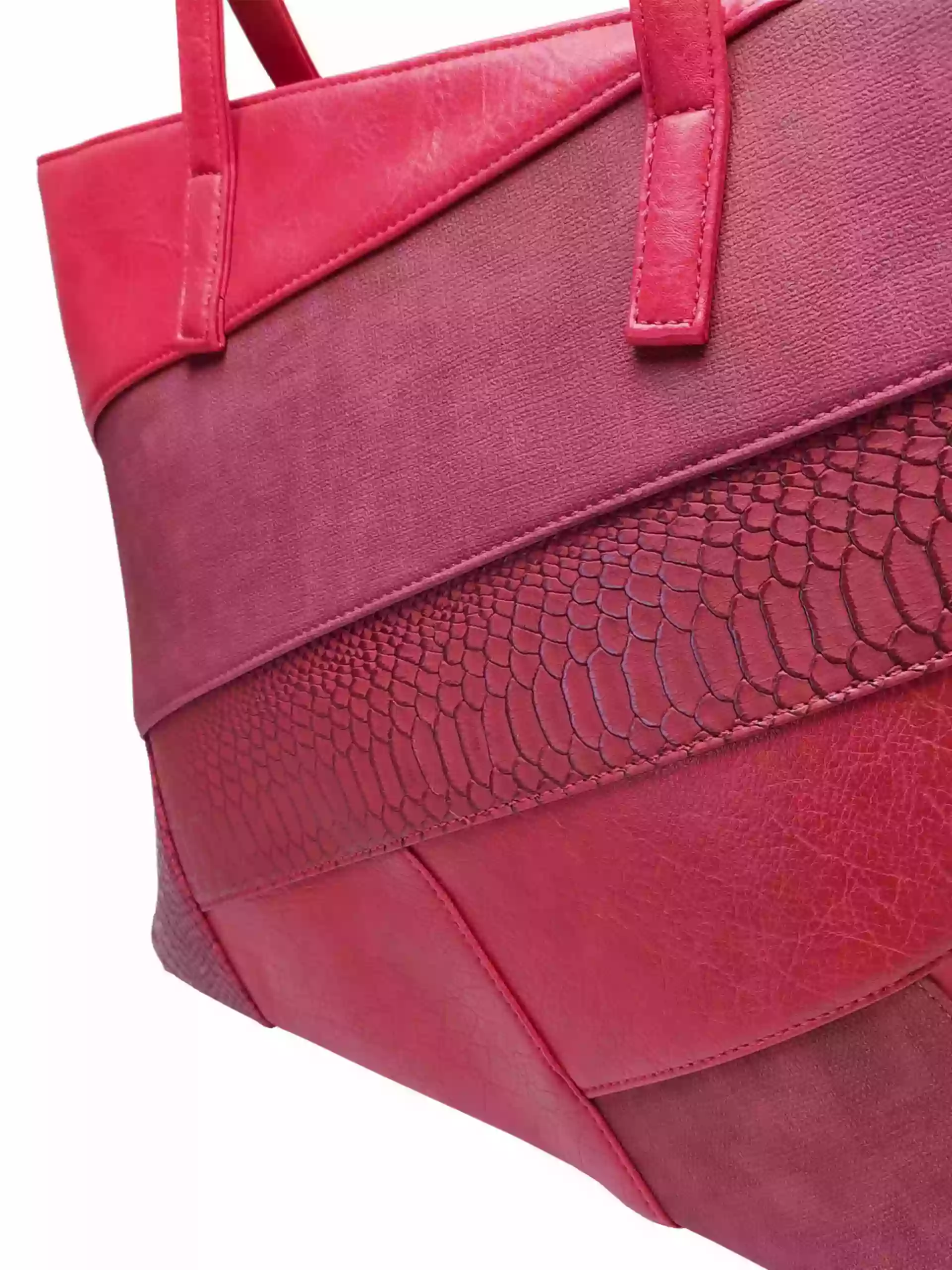 Tmavě červená kabelka přes rameno s šikmými vzory, Tapple, H190030, detail dámské kabelky přes rameno