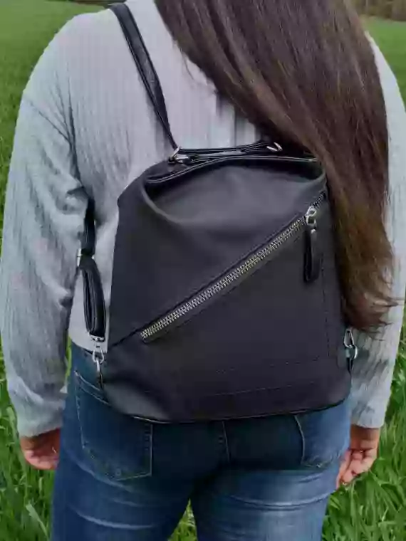 Střední černý kabelko-batoh 2v1 s šikmým zipem, Tapple, H190061, modelka s kabelko-batohem 2v1 na zádech