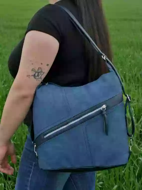 Velký středně modrý kabelko-batoh s šikmou kapsou, Tapple, H18077N, modelka s kabelko-batohem 2v1 přes rameno