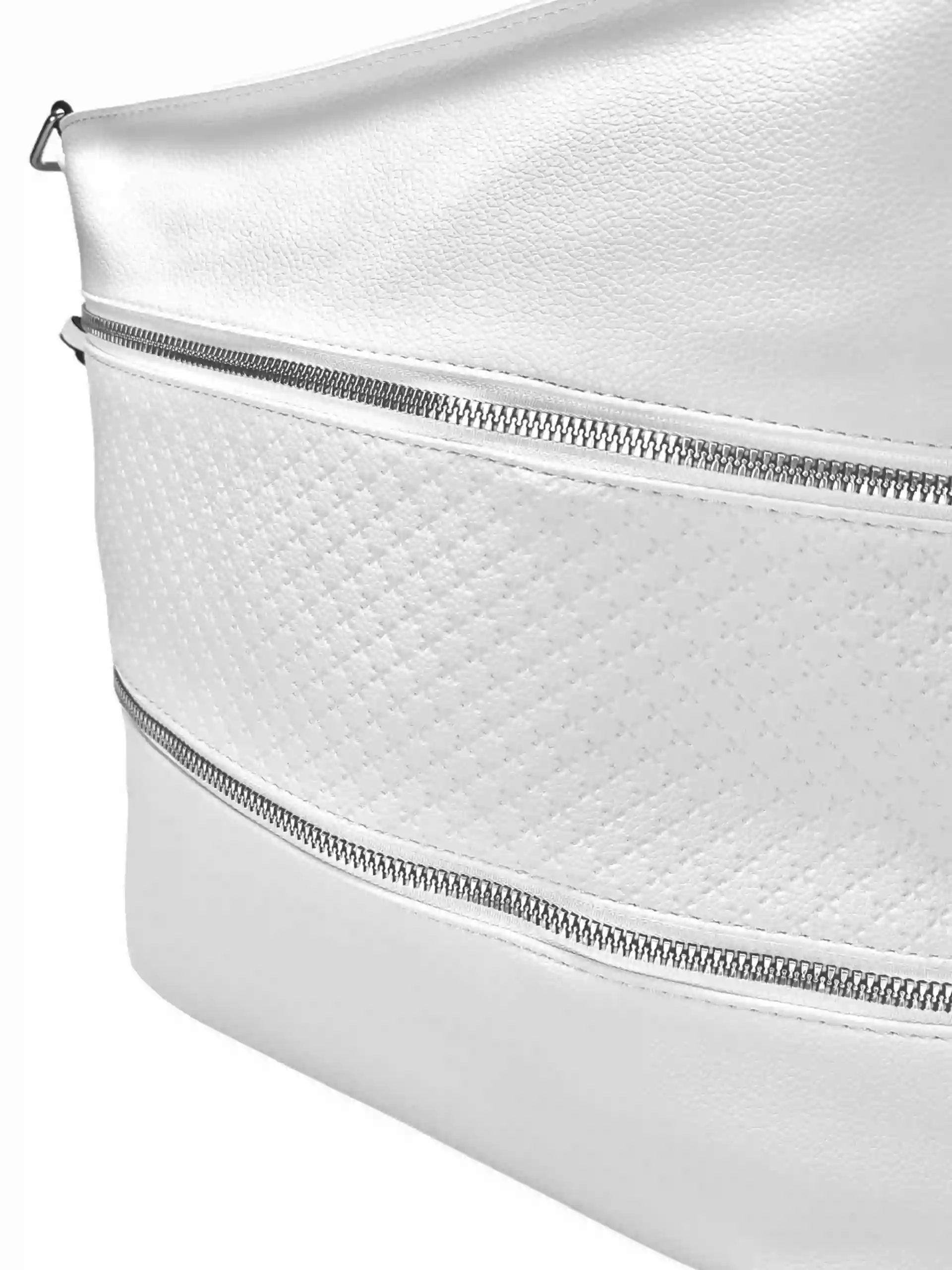 Bílá crossbody kabelka s šikmými kapsami, Tapple, H18007, detail crossbody kabelky