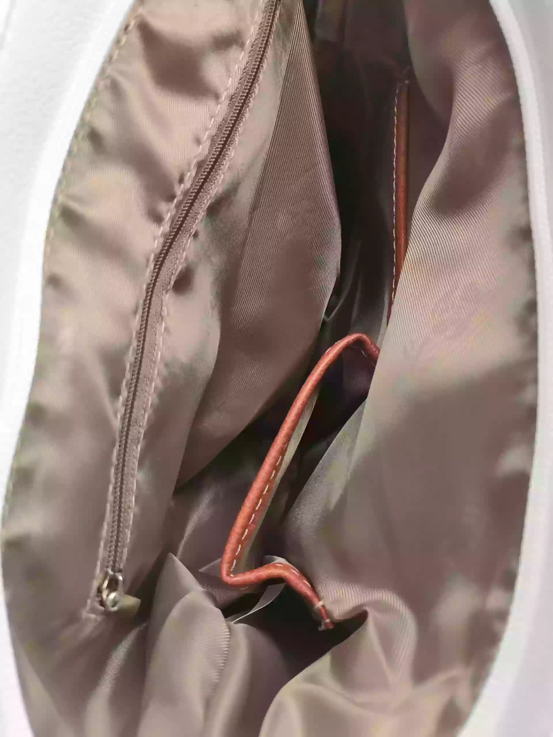 Bílá crossbody kabelka s šikmými kapsami, Tapple, H18007, vnitřní uspořádání crossbody kabelky
