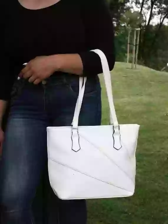 Bílá dámská kabelka přes rameno se vzory, Tapple, H17224, modelka s kabelkou přes ruku