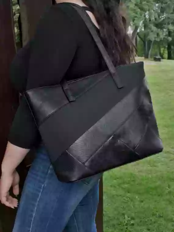 Černá kabelka přes rameno s šikmými vzory, Tapple, H190030, modelka s kabelkou přes rameno