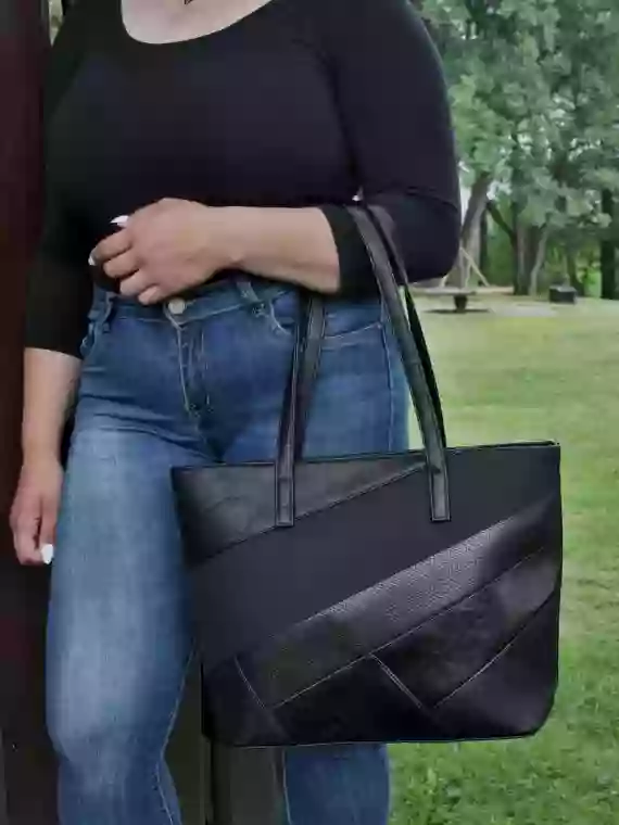 Černá kabelka přes rameno s šikmými vzory, Tapple, H190030, modelka s kabelkou přes ruku