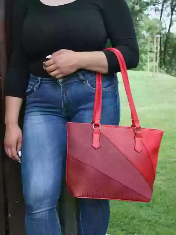 Tmavě červená dámská kabelka přes rameno se vzory, Tapple, H17224, modelka s kabelkou přes ruku