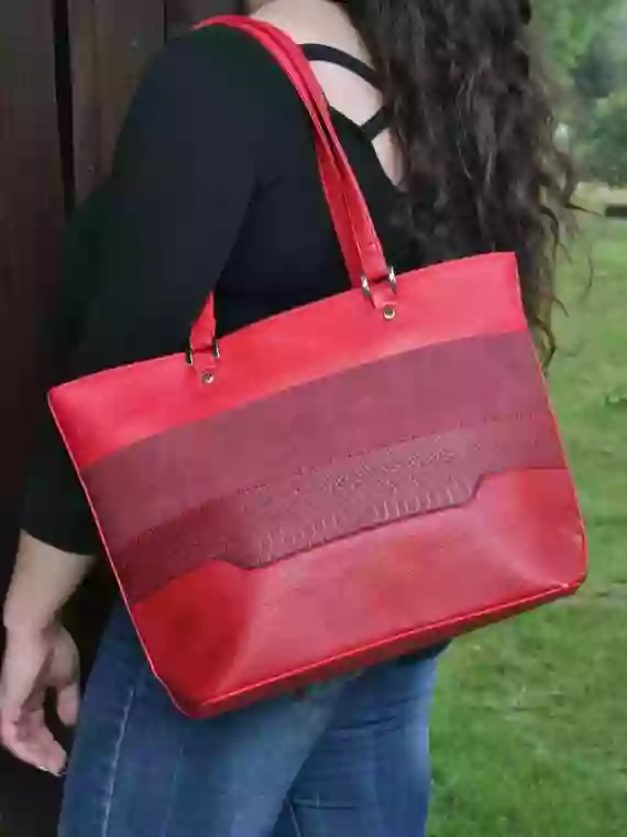 Tmavě červená dámská kabelka přes rameno, Tapple, H190049, modelka s kabelkou přes rameno