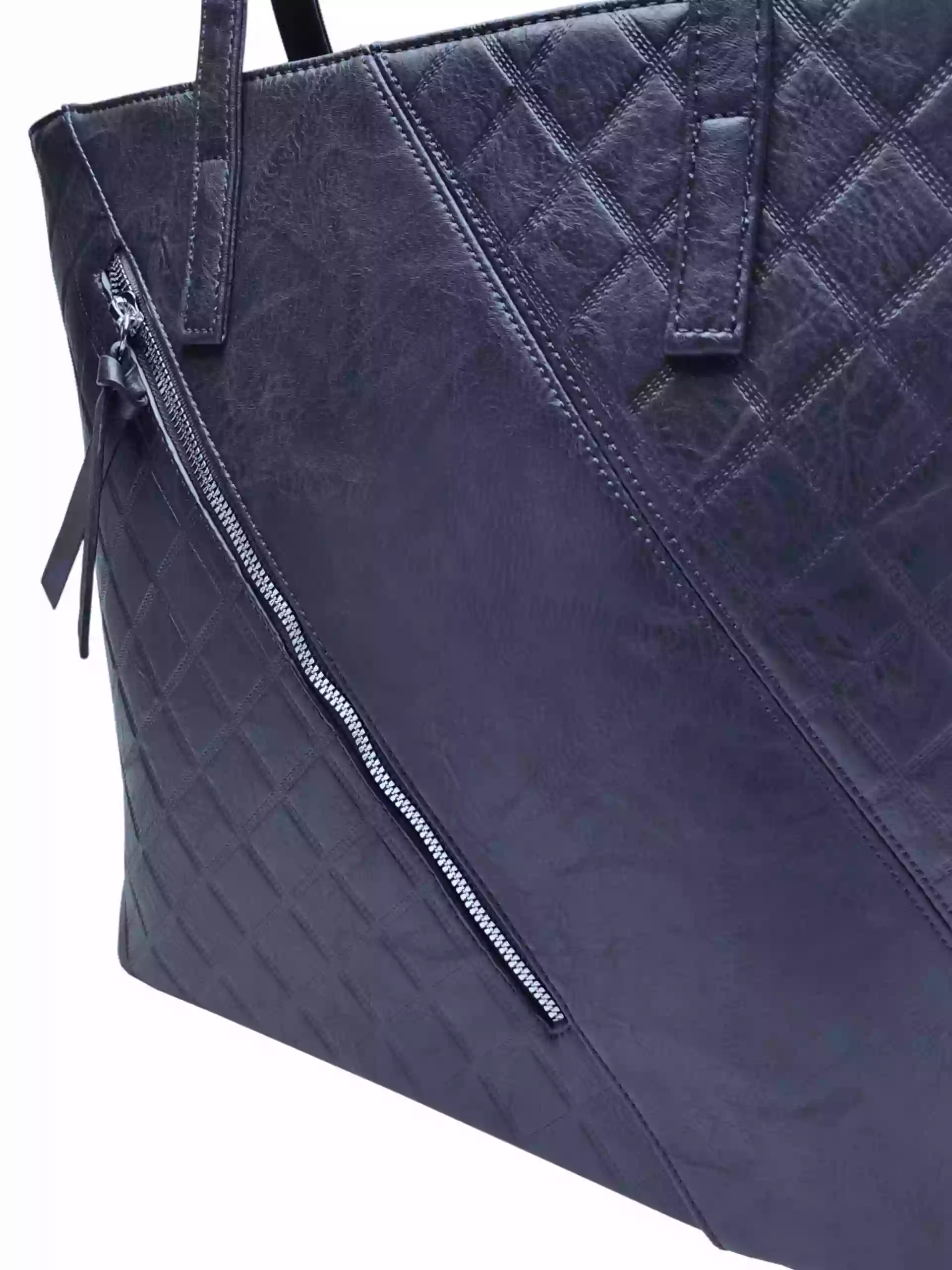 Tmavě modrá kabelka přes rameno s šikmou kapsou, Tapple, H17411, detail přední strany kabelky přes rameno