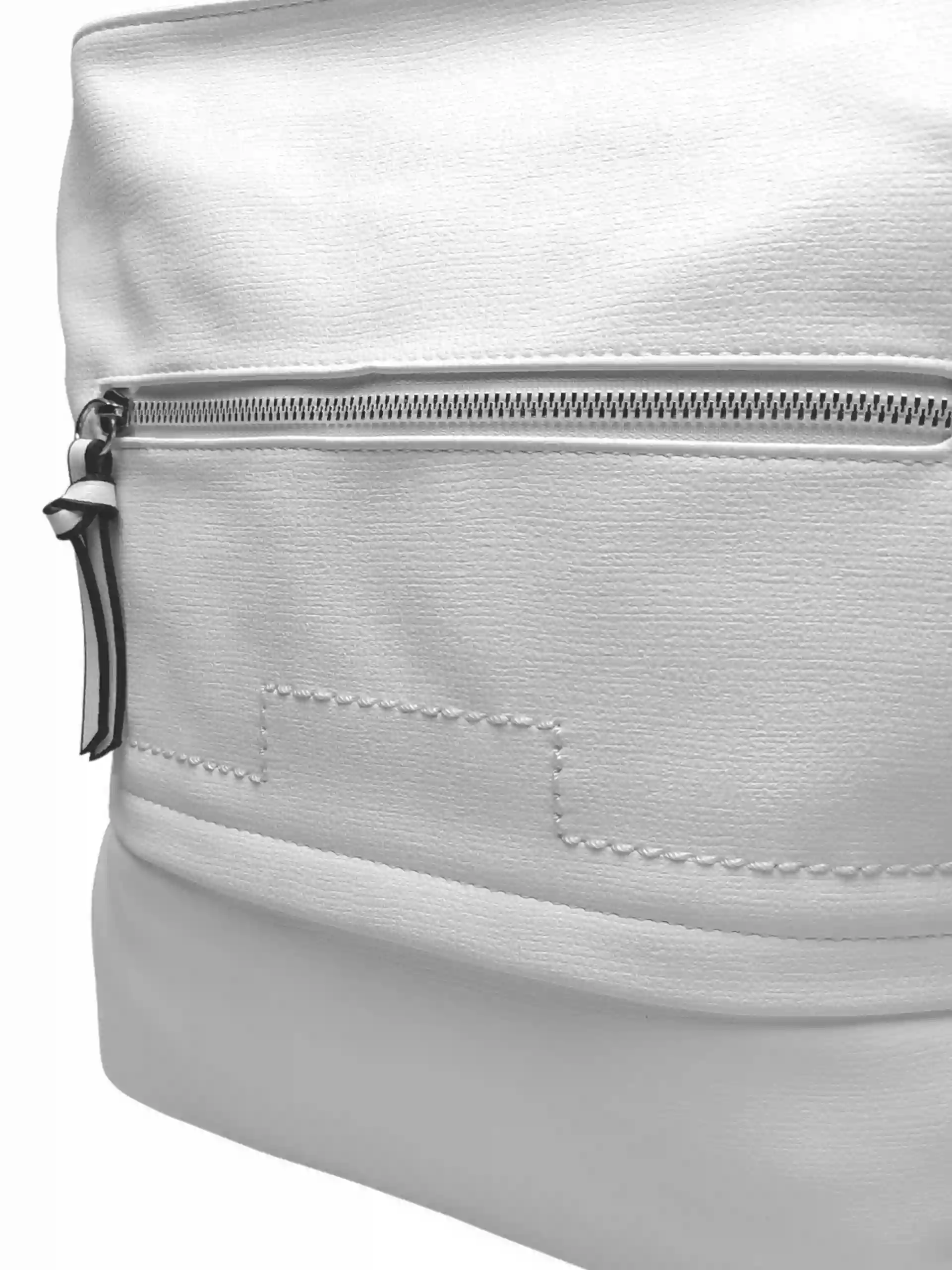 Střední bílý kabelko-batoh 2v1 s praktickou kapsou, Tapple, H190062, detail kabelko-batohu