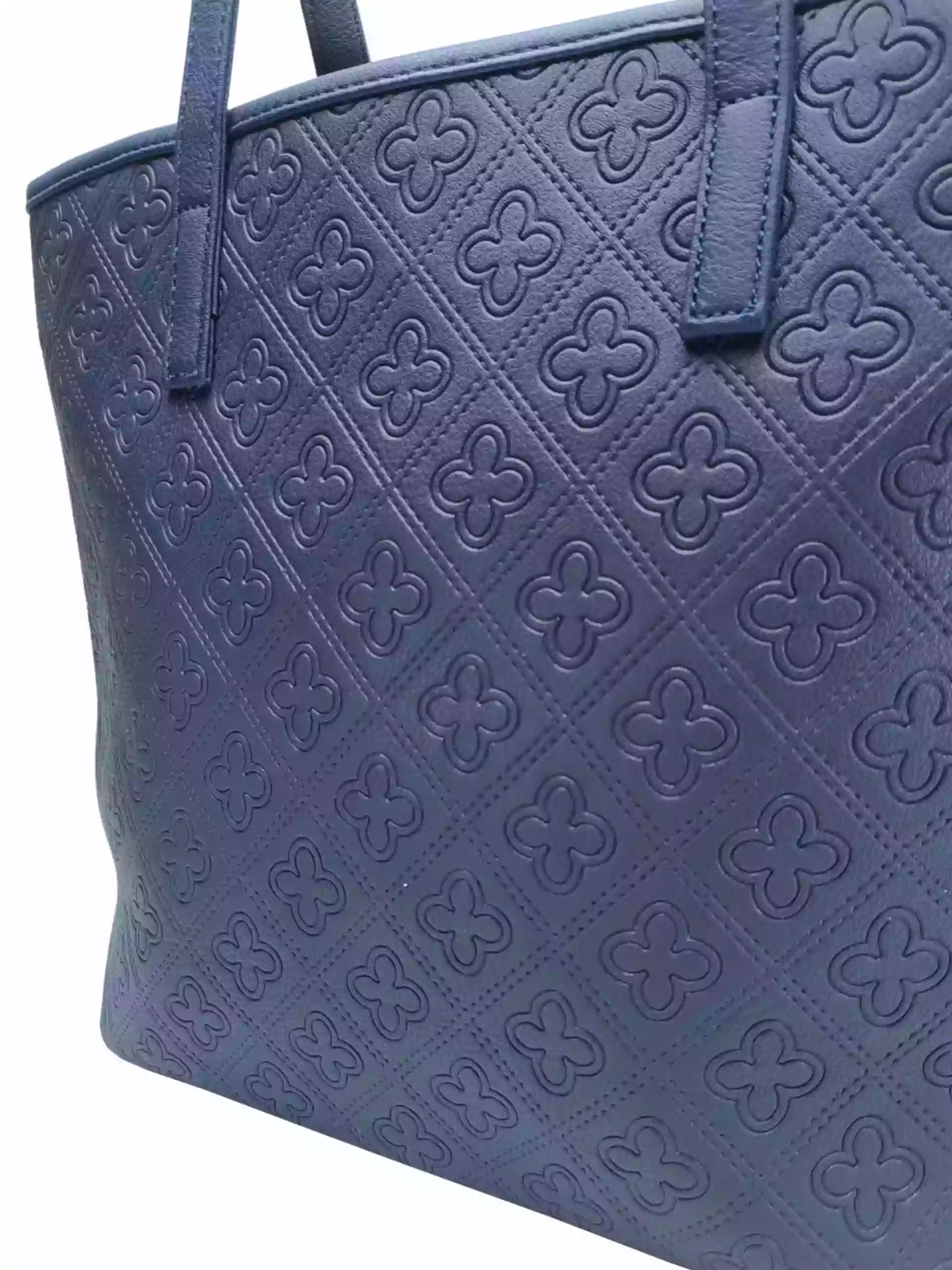 Tmavě modrá dámská kabelka přes rameno se vzory, Tapple, H22505, detail strany kabelky