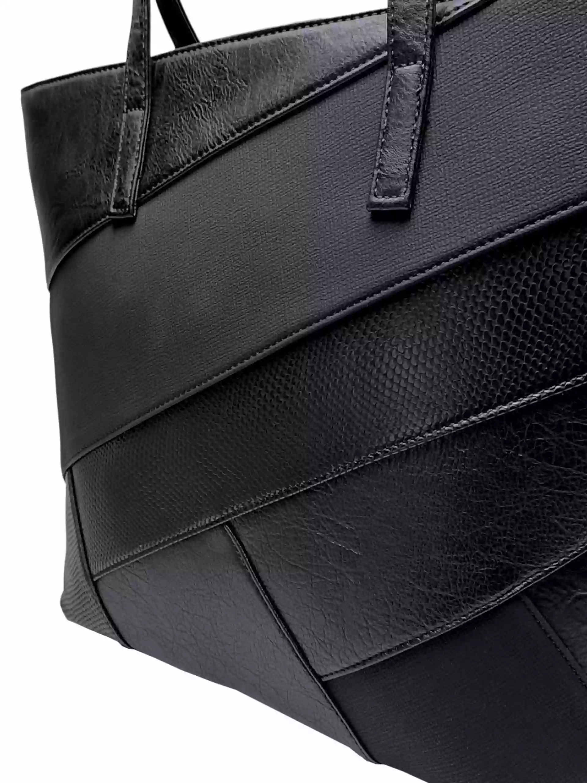 Černá kabelka přes rameno s šikmými vzory, Tapple, H190030, detail dámské kabelky přes rameno