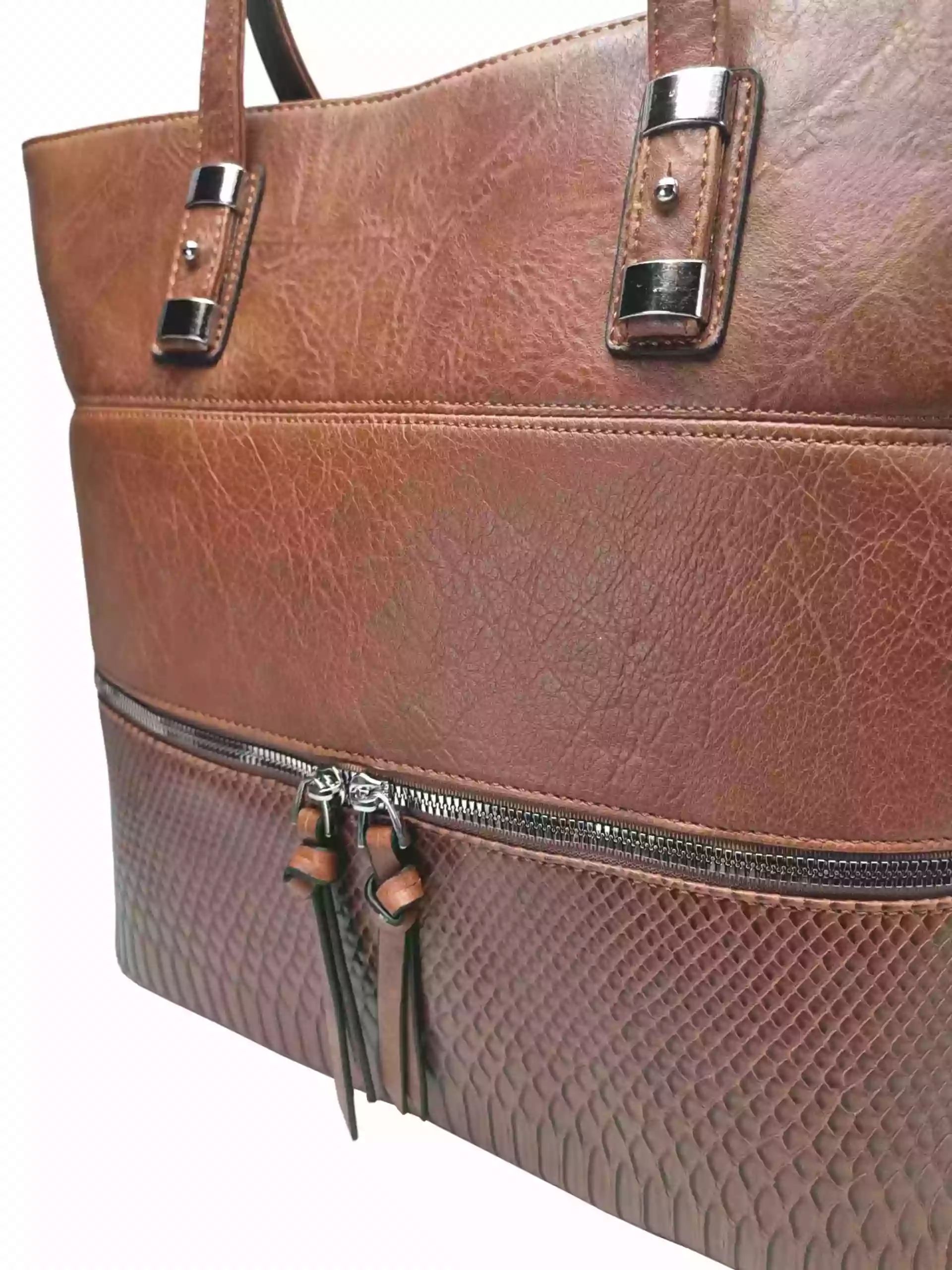 Středně hnědá kabelka přes rameno s kapsou, Tapple, H22091, detail kabelky