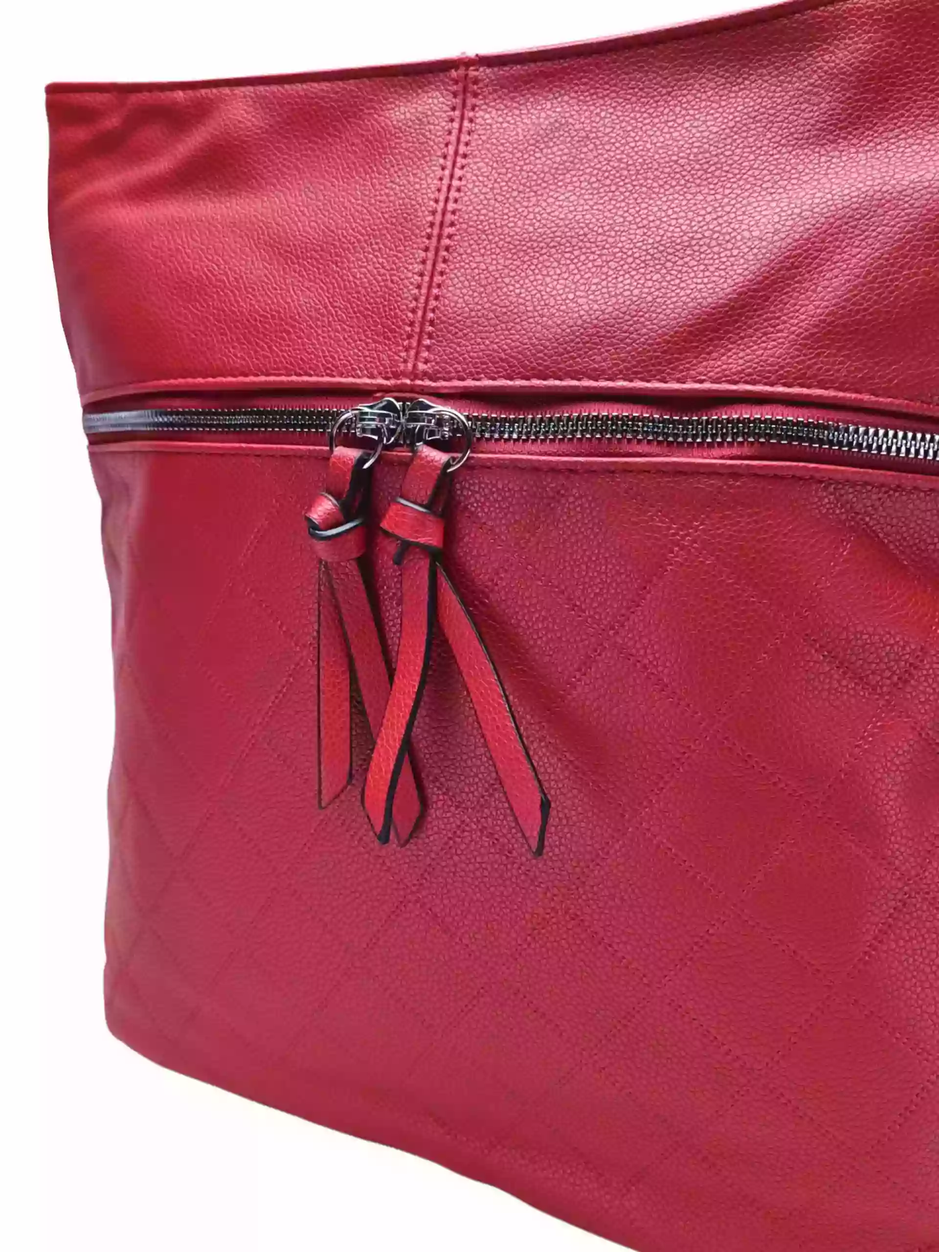 Tmavě červená crossbody kabelka s koso vzorem, Tapple, H22070, detail crossbody kabelky