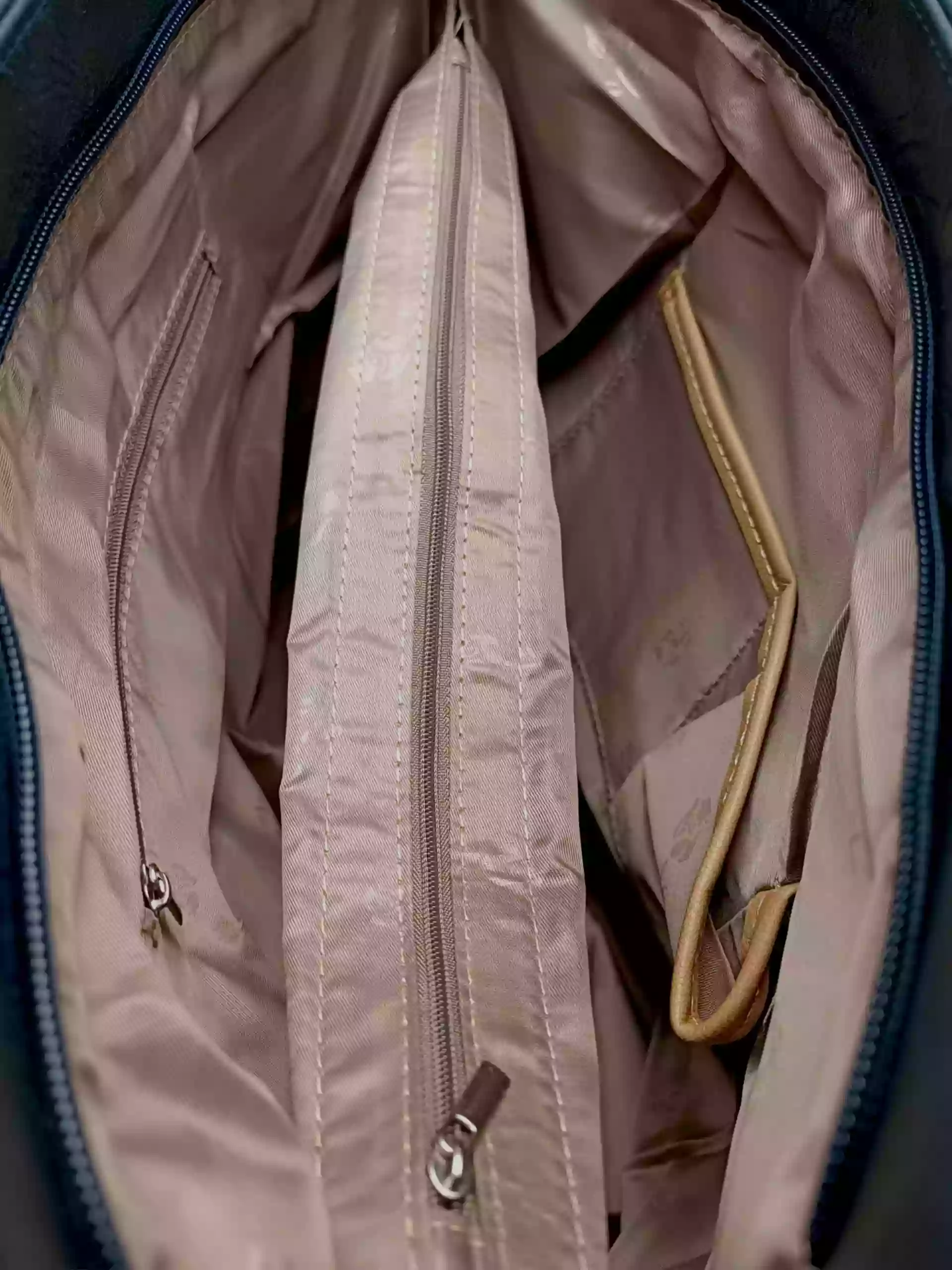 Tmavě modrá kabelka přes rameno s kapsou, Tapple, H22091, vnitřní uspořádání kabelky