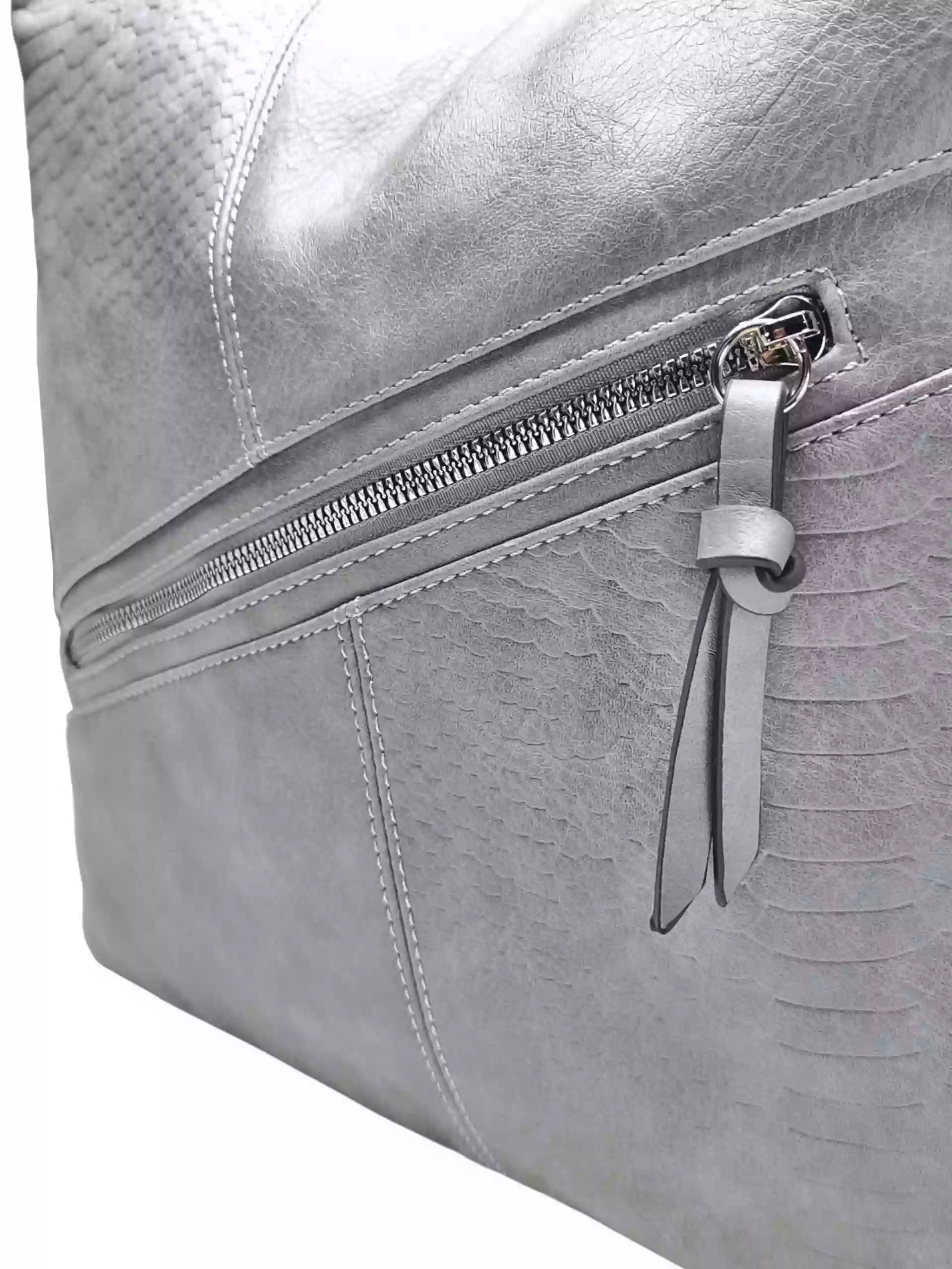 Velký světle šedý kabelko-batoh z eko kůže, Tapple, H18077, detail kabelko-batohu 2v1