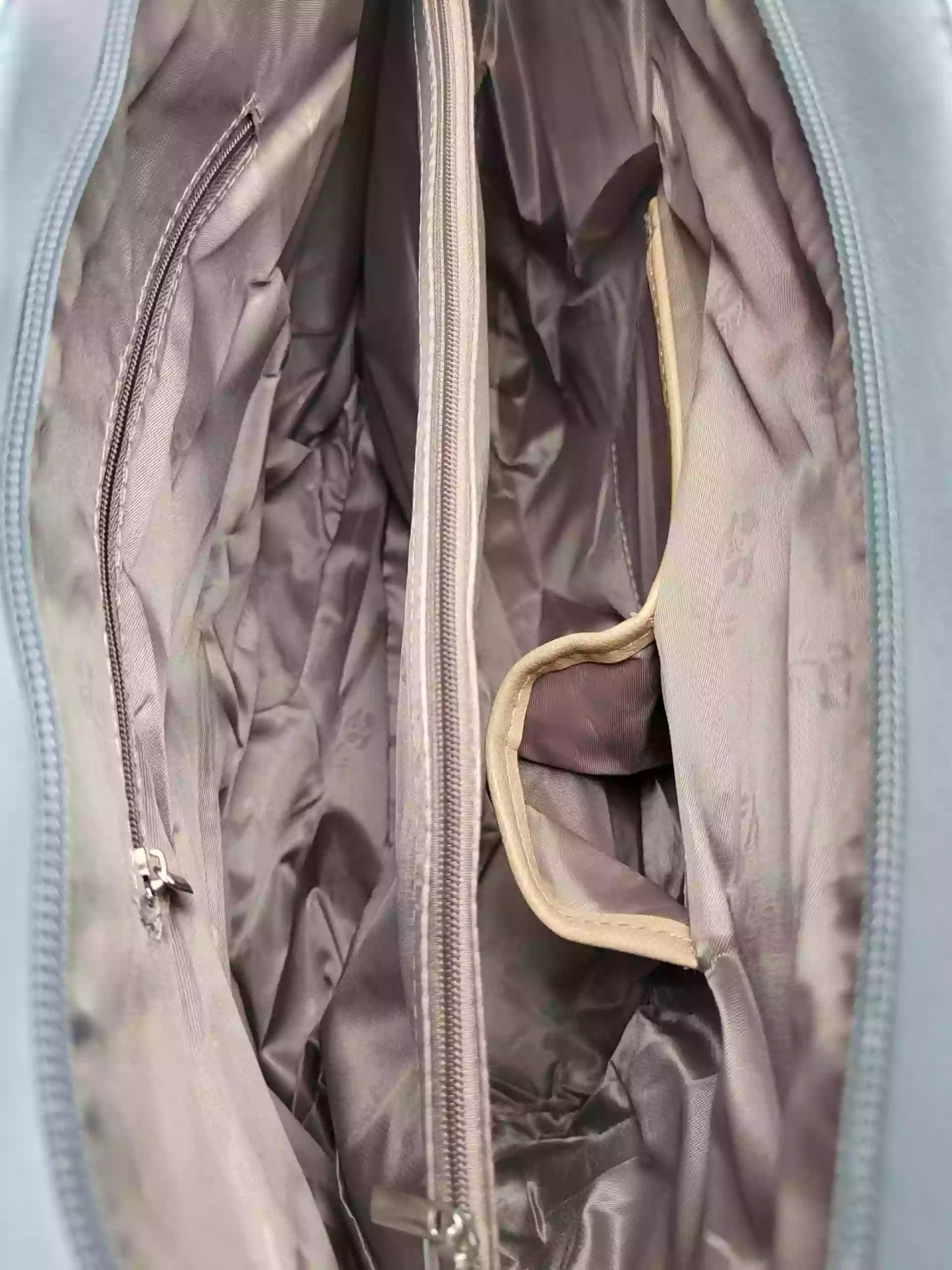 Světle šedá kabelka přes rameno s koso vzory, Tapple, H22502, vnitřní uspořádání kabelky