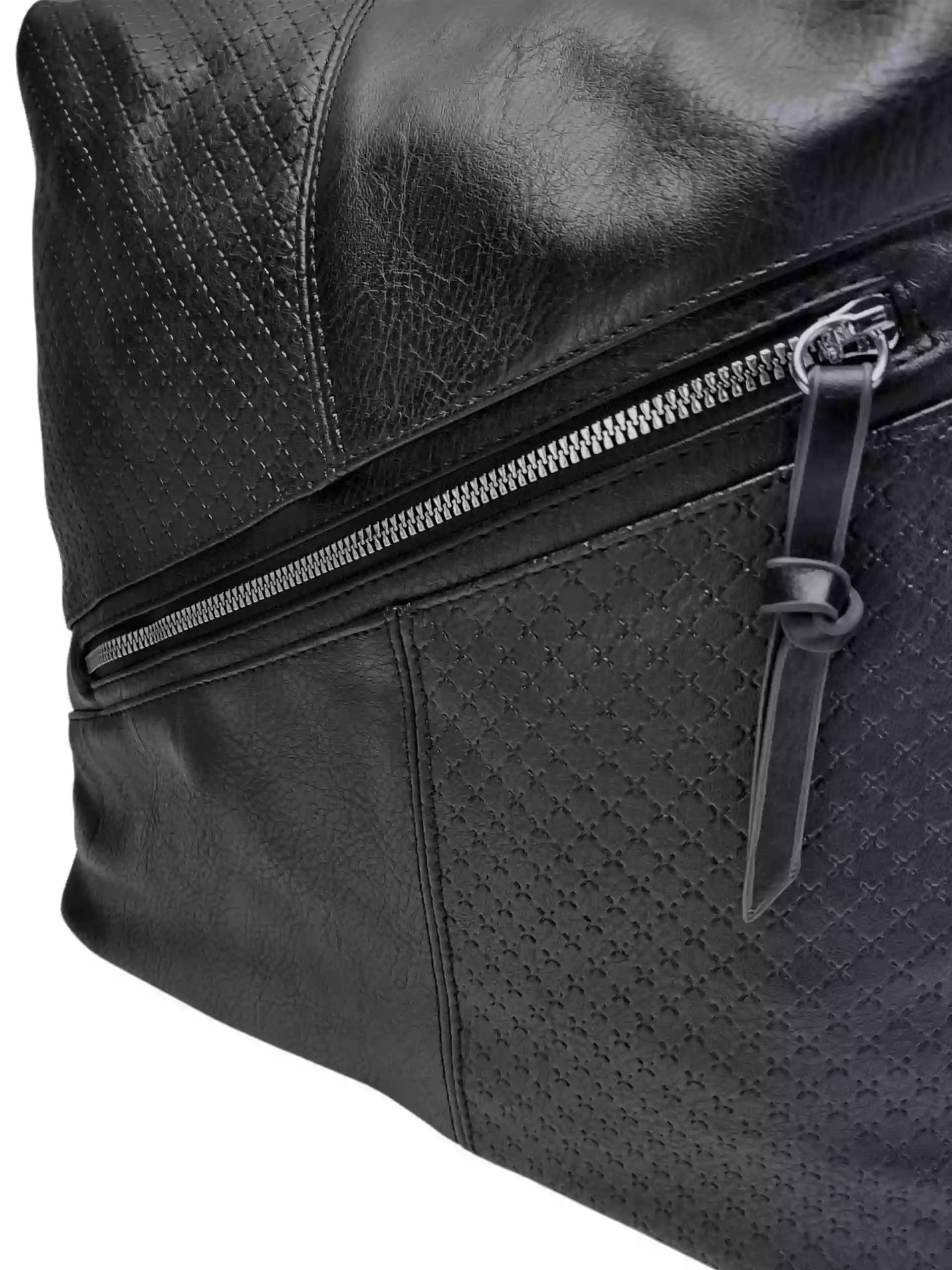 Velký černý kabelko-batoh s šikmou kapsou, Tapple, H18077N2, detail kabelko-batohu 2v1