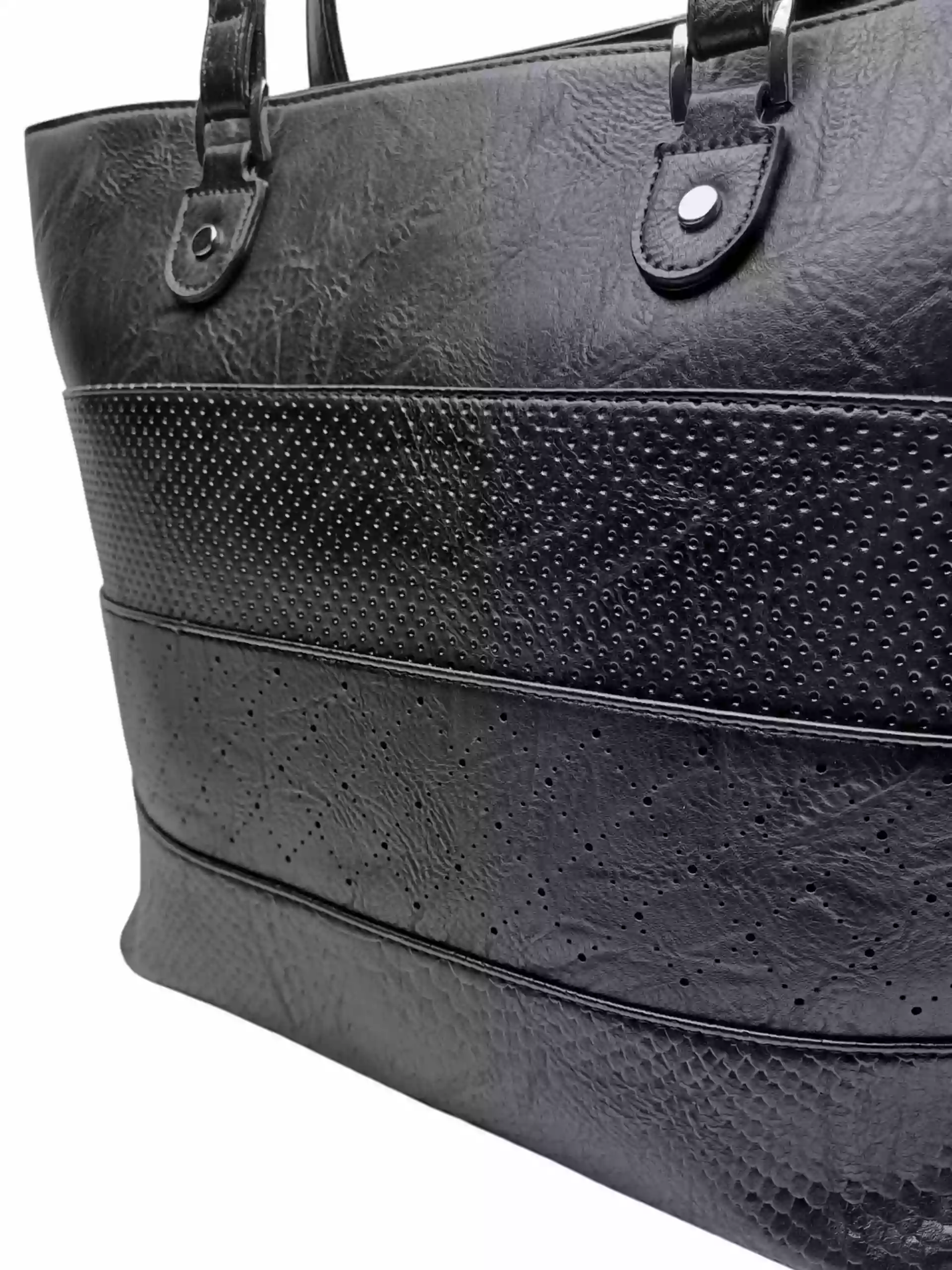 Černá kabelka přes rameno se vzory, Tapple, H22922-1, detail kabelky přes rameno