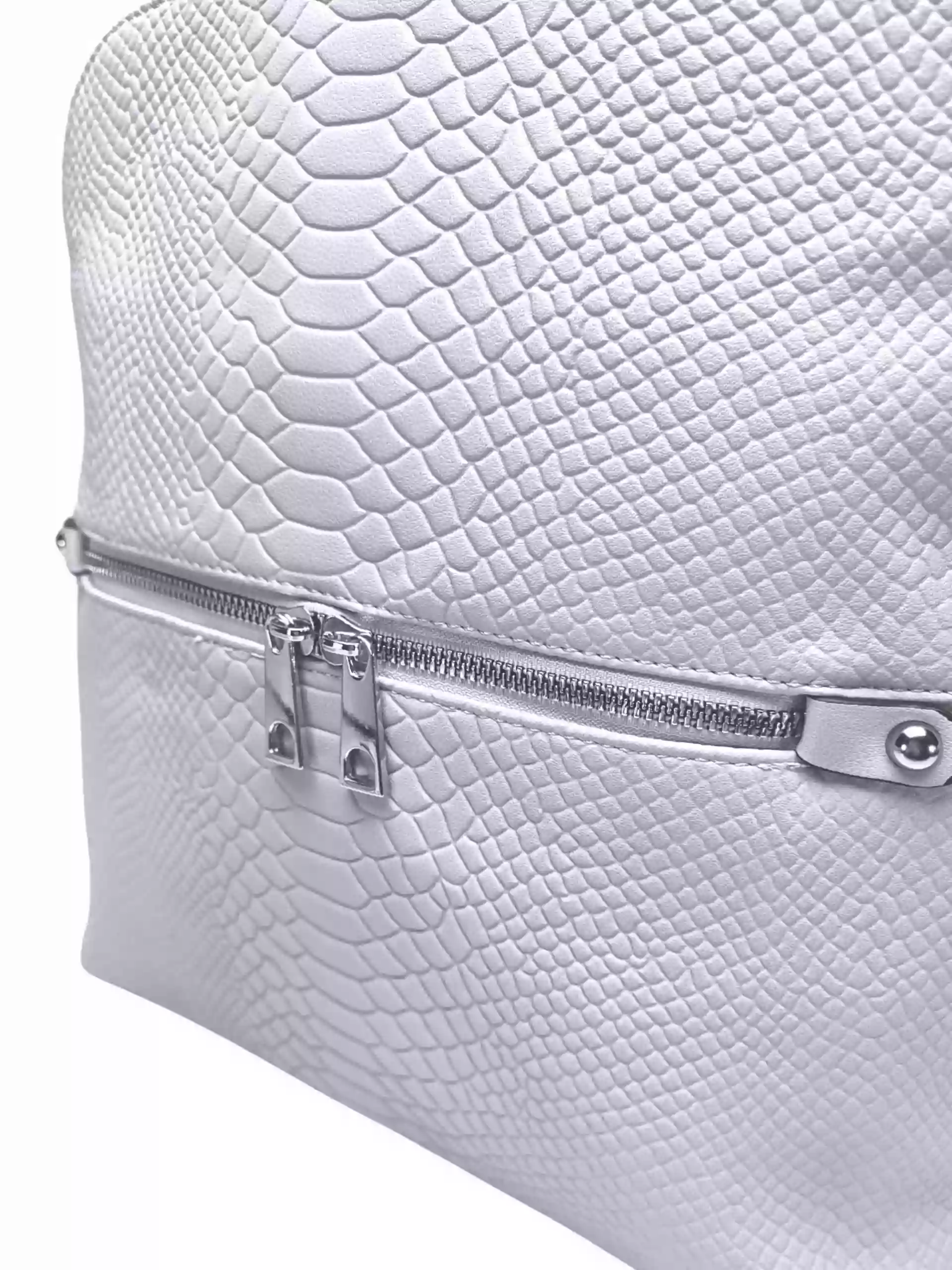 Světle šedý dámský batoh s hadí texturou, Tapple, H20820, detail batohu