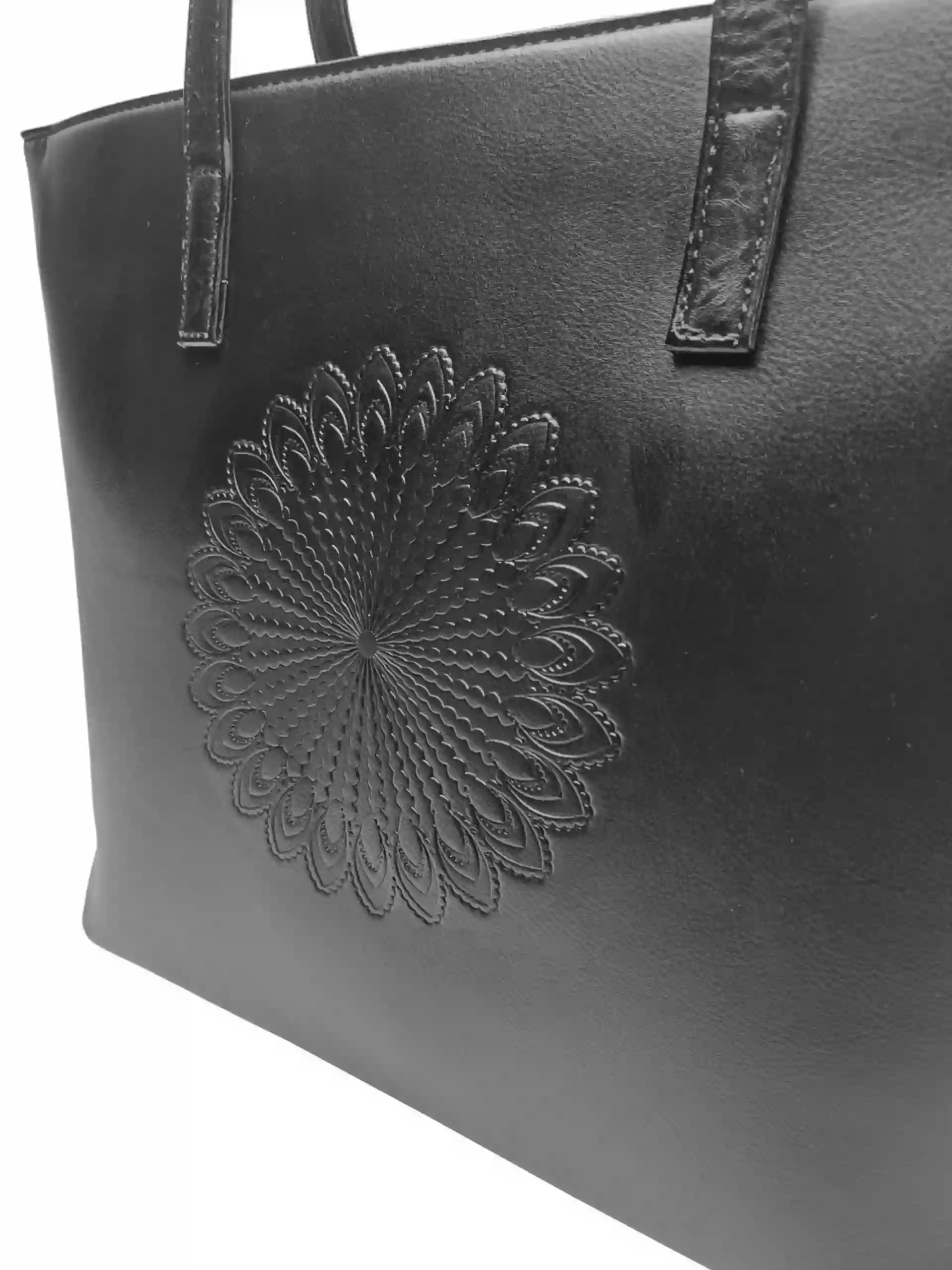 Černá dámská kabelka přes rameno se vzorem, Tapple, H17409N, detail zadní strany kabelky