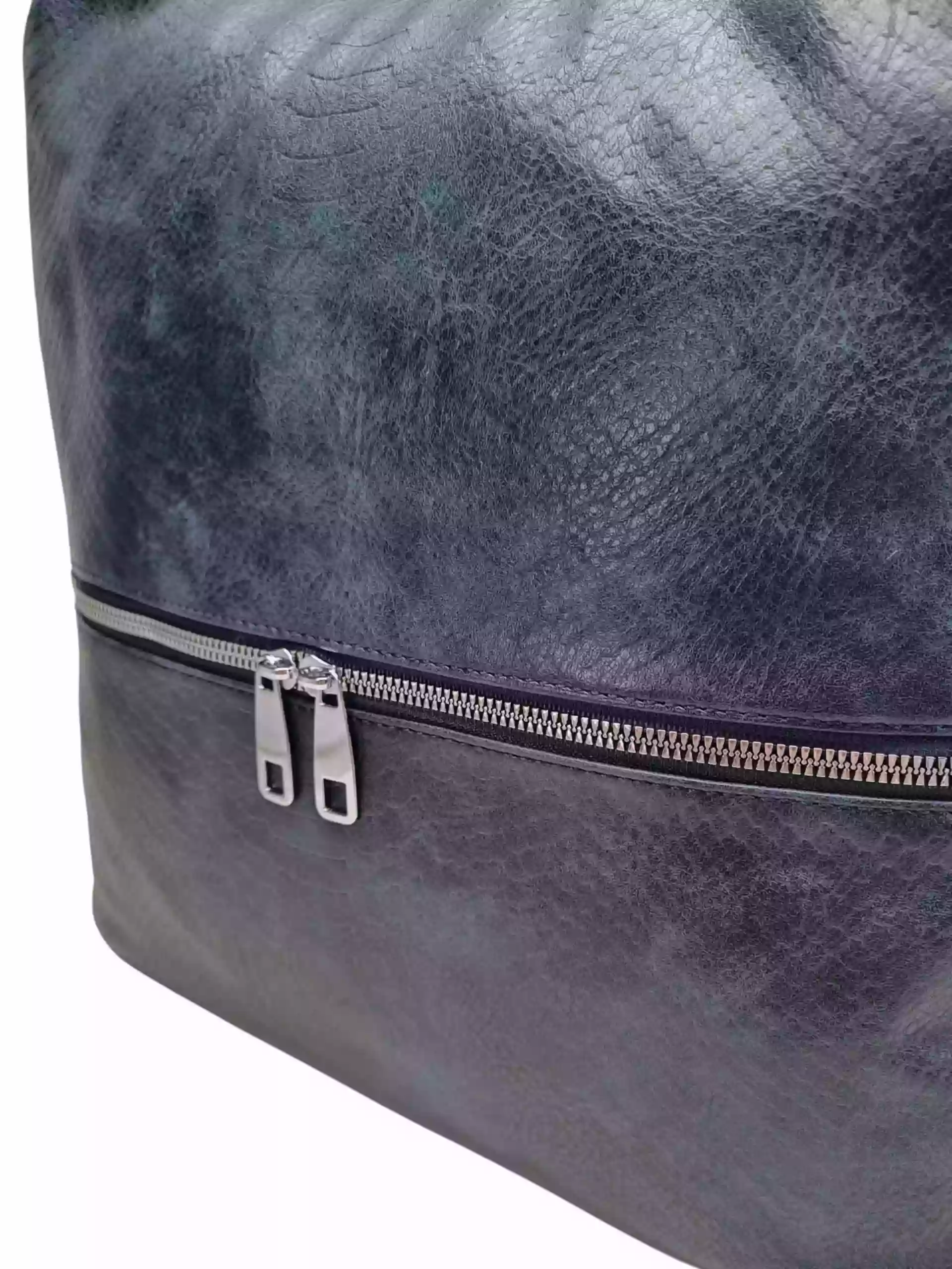 Moderní tmavě modrý kabelko-batoh z eko kůže, Tapple, H190010, detail kabelko-batohu 2v1