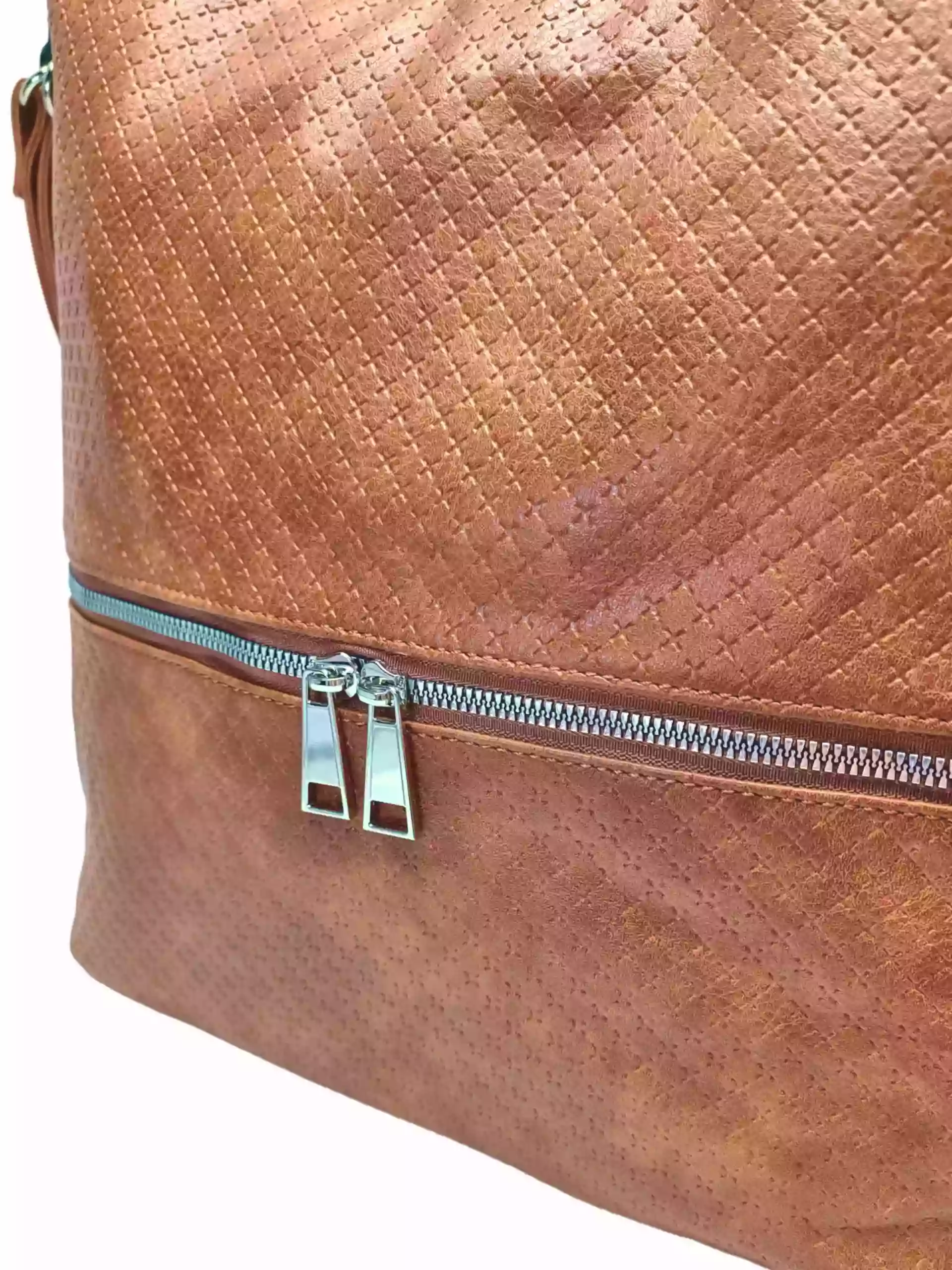 Velký středně hnědý kabelko-batoh 2v1 s praktickou kapsou, Tapple, H190010N, detail kabelko-batohu 2v1