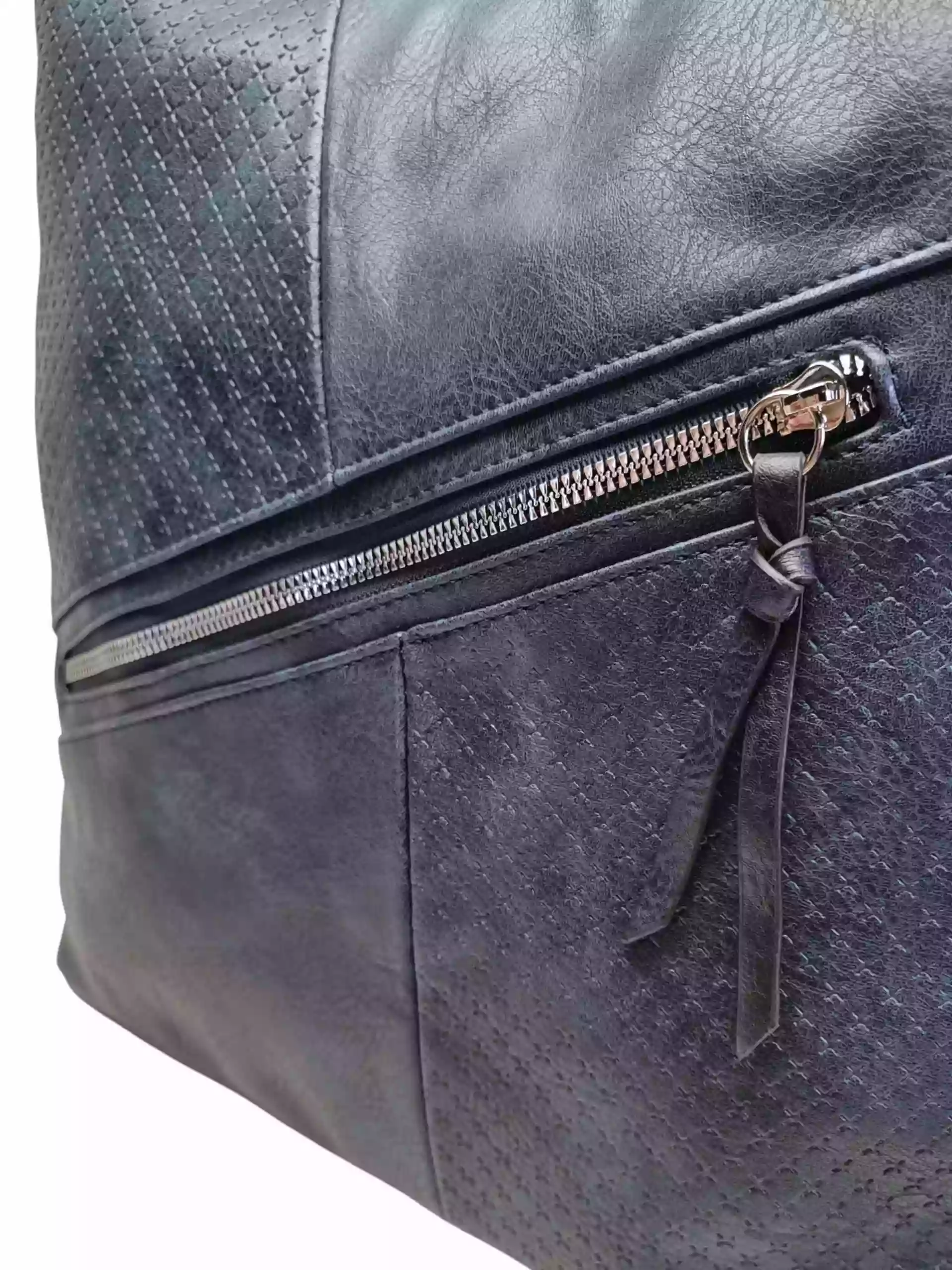 Velký tmavě modrý kabelko-batoh s šikmou kapsou, Tapple, H18077N+, detail kabelko-batohu 2v1