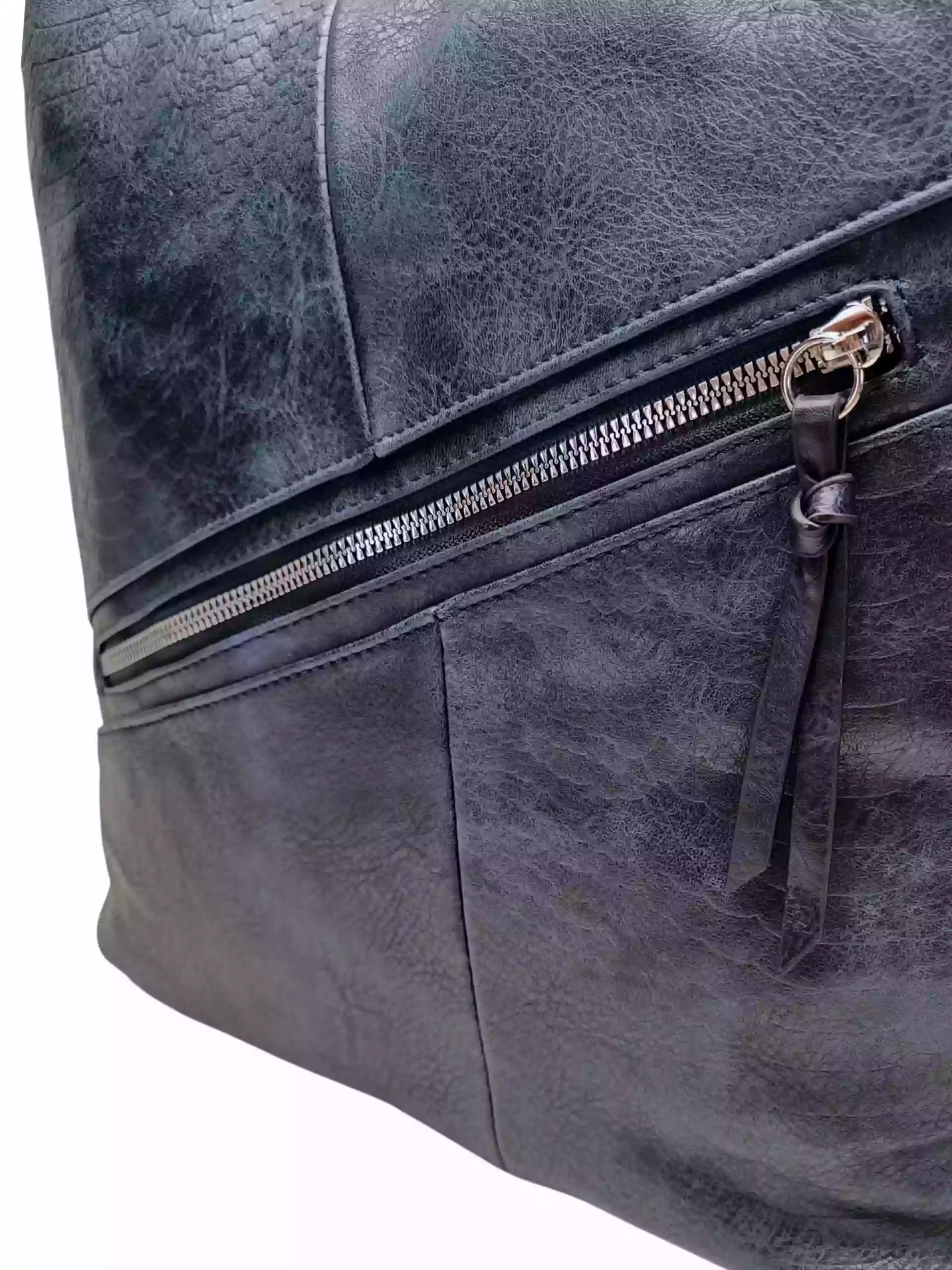 Velký tmavě modrý kabelko-batoh z eko kůže, Tapple, H18077, detail kabelko-batohu 2v1