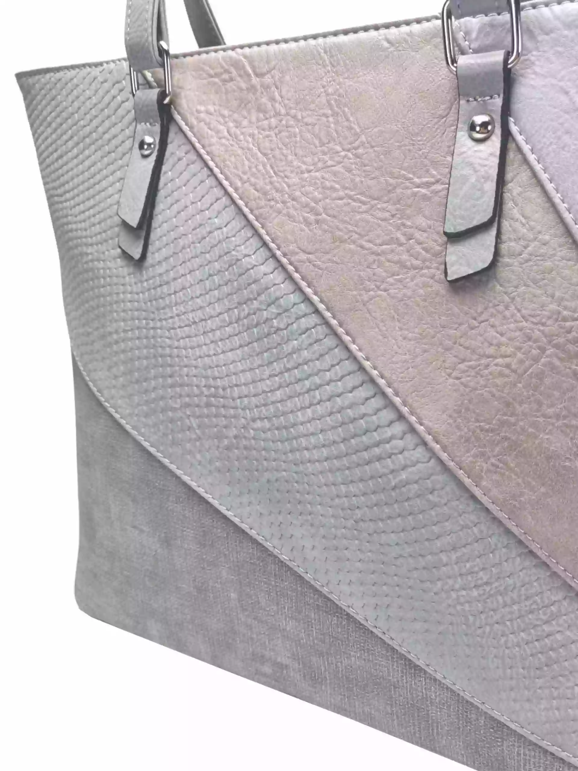 Středně šedá dámská kabelka přes rameno se vzory, Tapple, H17224, detail kabelky přes rameno