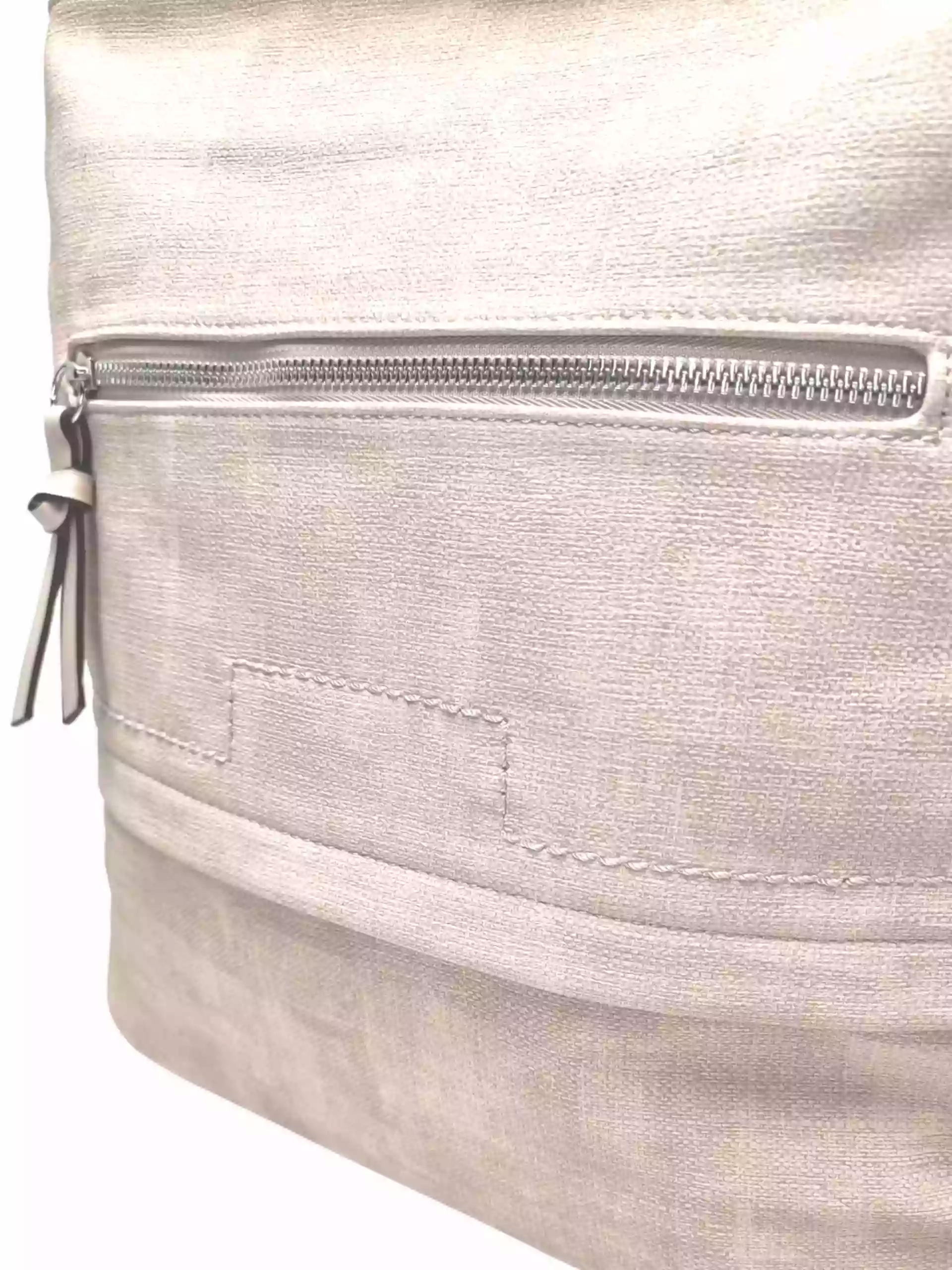 Střední béžový kabelko-batoh 2v1 s praktickou kapsou, Tapple, H190062, detail kabelko-batohu