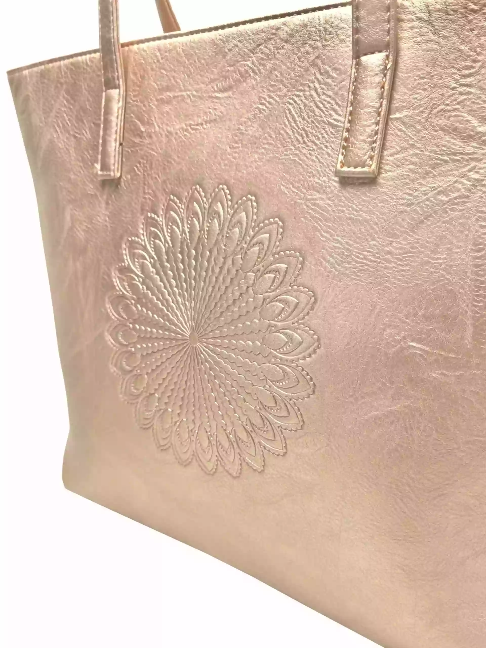 Zlatá dámská kabelka přes rameno se vzorem, Tapple, H17409N, detail zadní strany kabelky