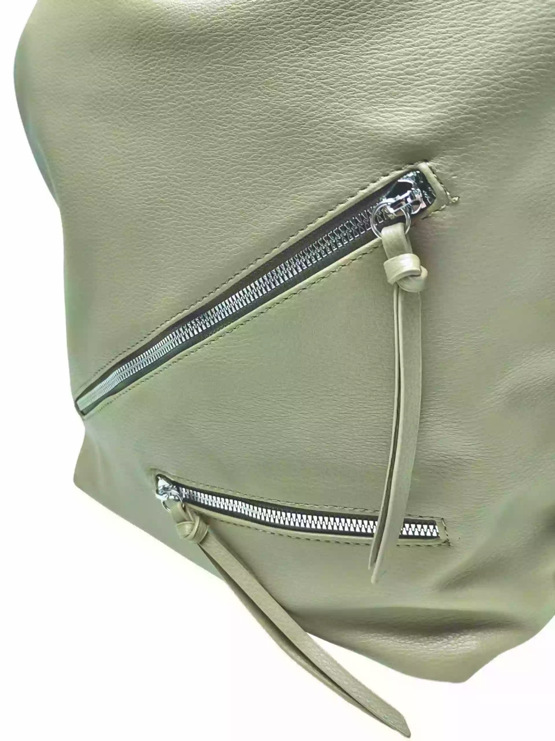 Velká khaki / hnědozelená kabelka a batoh v jednom, Tapple, X368, detail kabelko-batohu 2v1