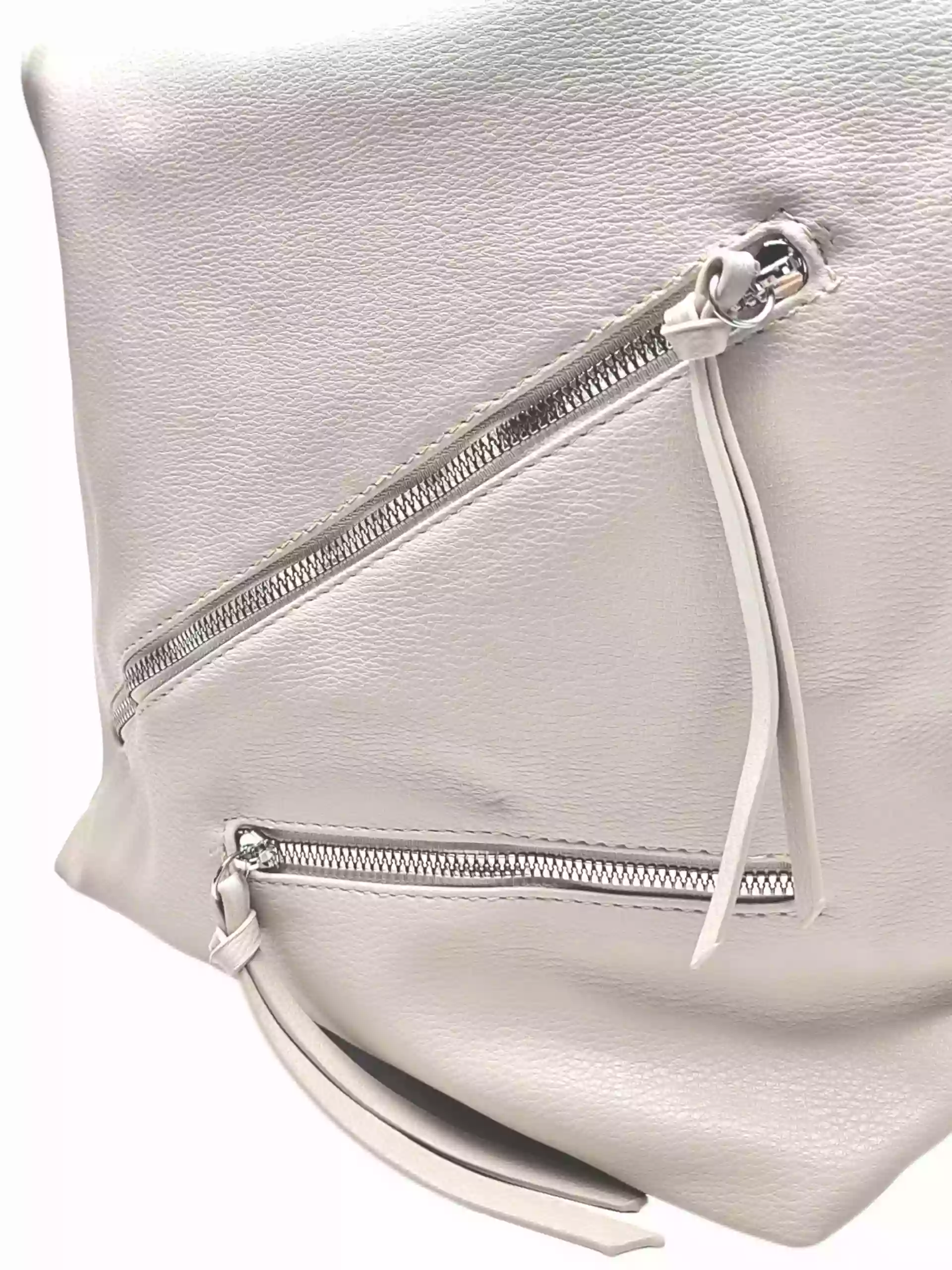 Velká perleťově bílá kabelka a batoh v jednom, Tapple, X368, detail kabelko-batohu 2v1