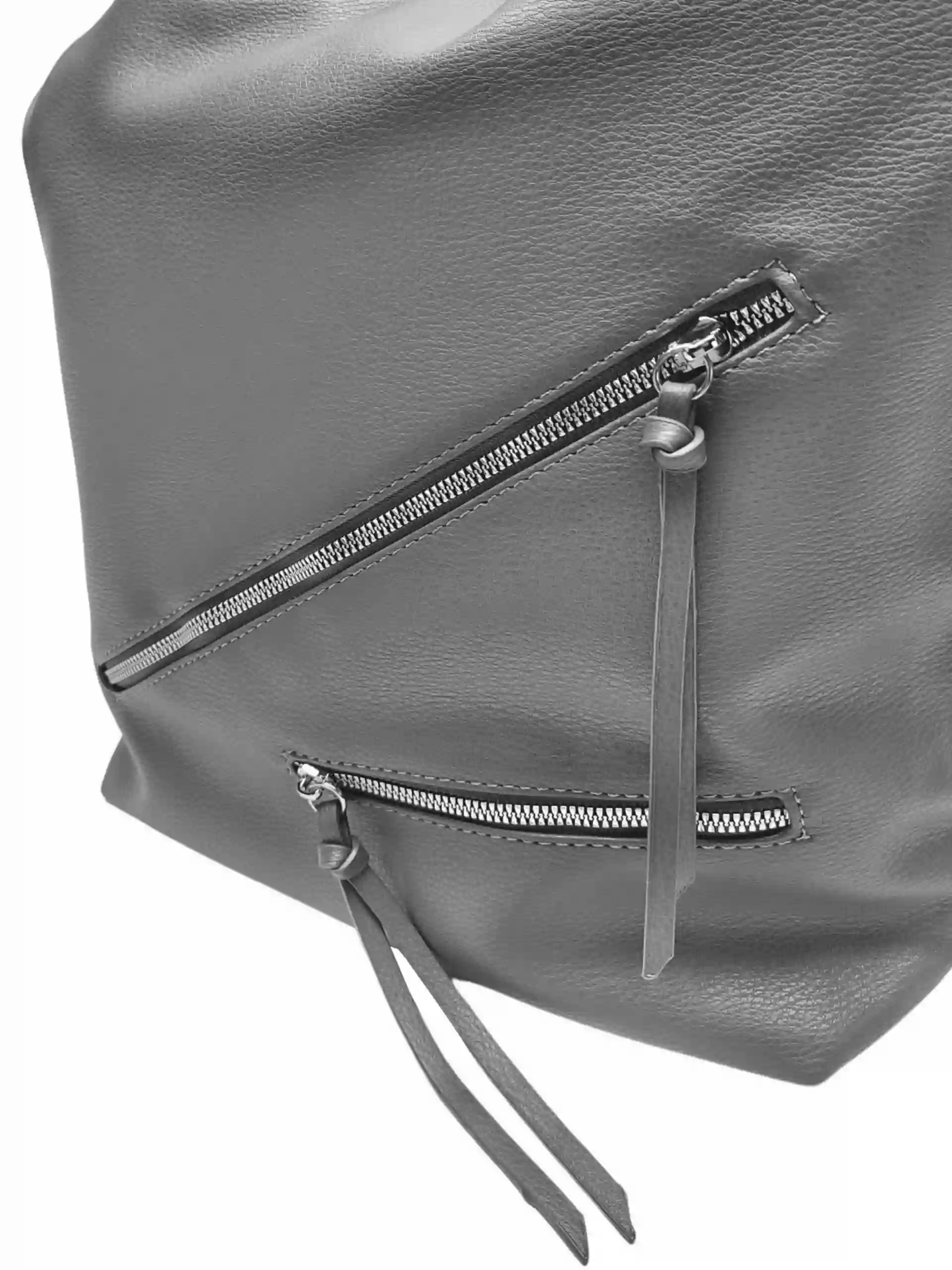 Velká středně šedá kabelka a batoh v jednom, Tapple, X368, detail kabelko-batohu 2v1