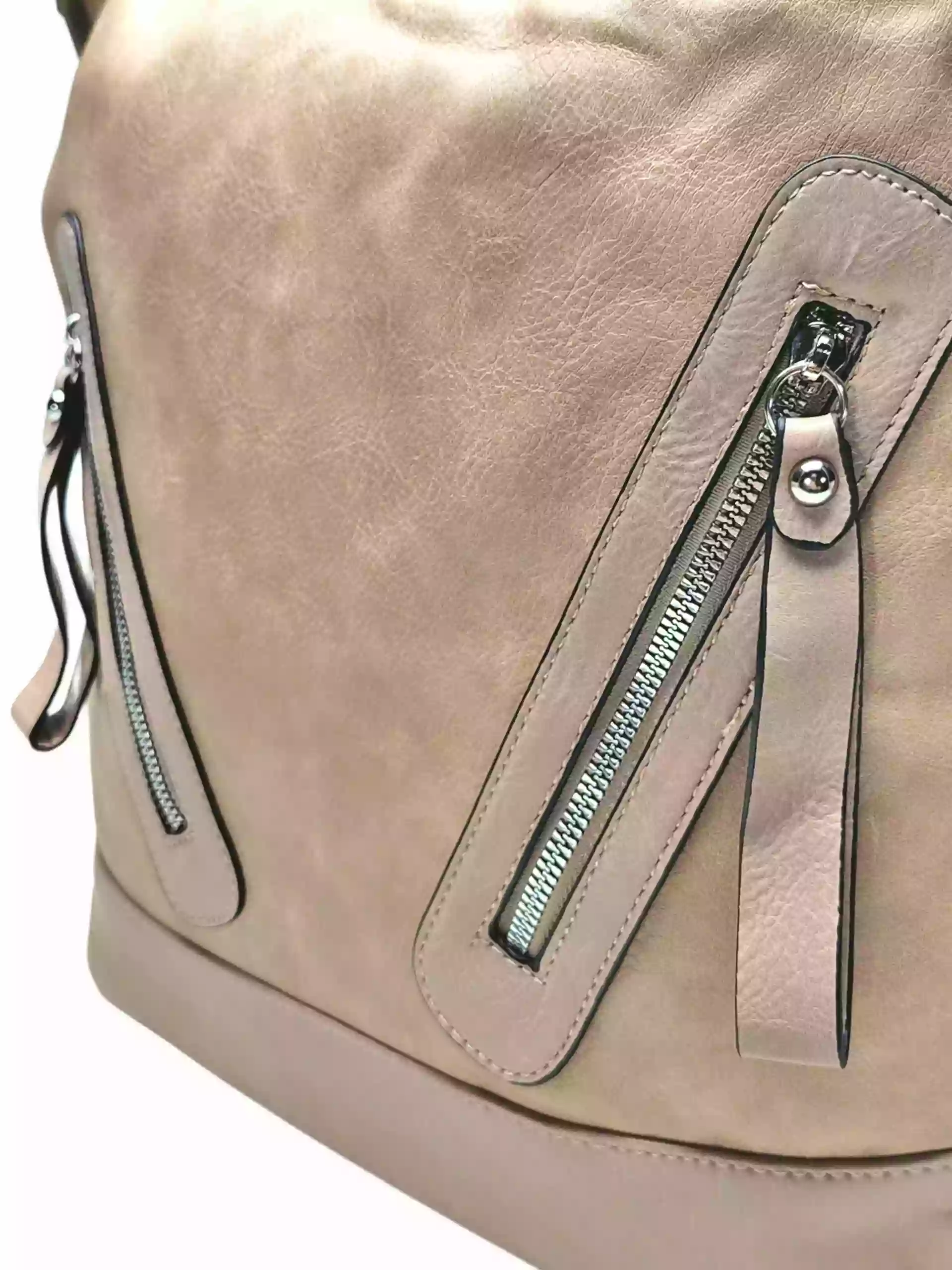 Velký světle hnědý kabelko-batoh s kapsami, Tapple, H23906, detail kabelko-batohu