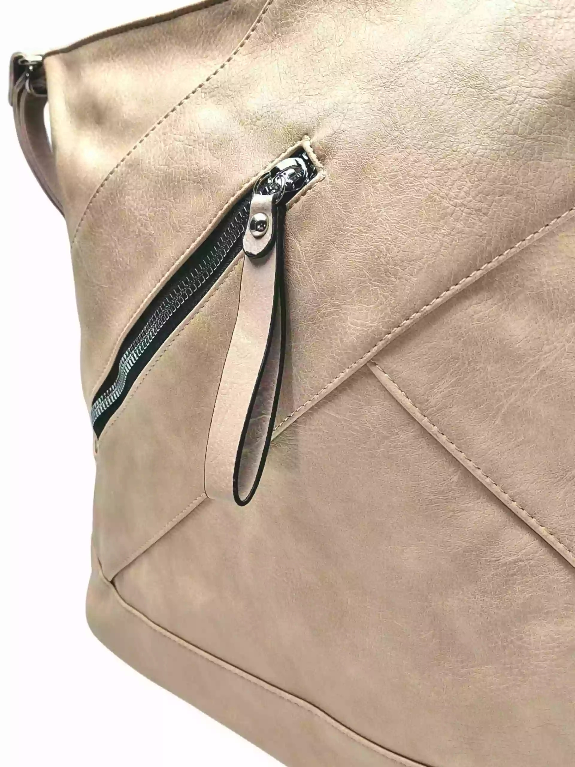 Velký světle hnědý kabelko-batoh s kapsou, Tapple, H23904, detail kabelko-batohu