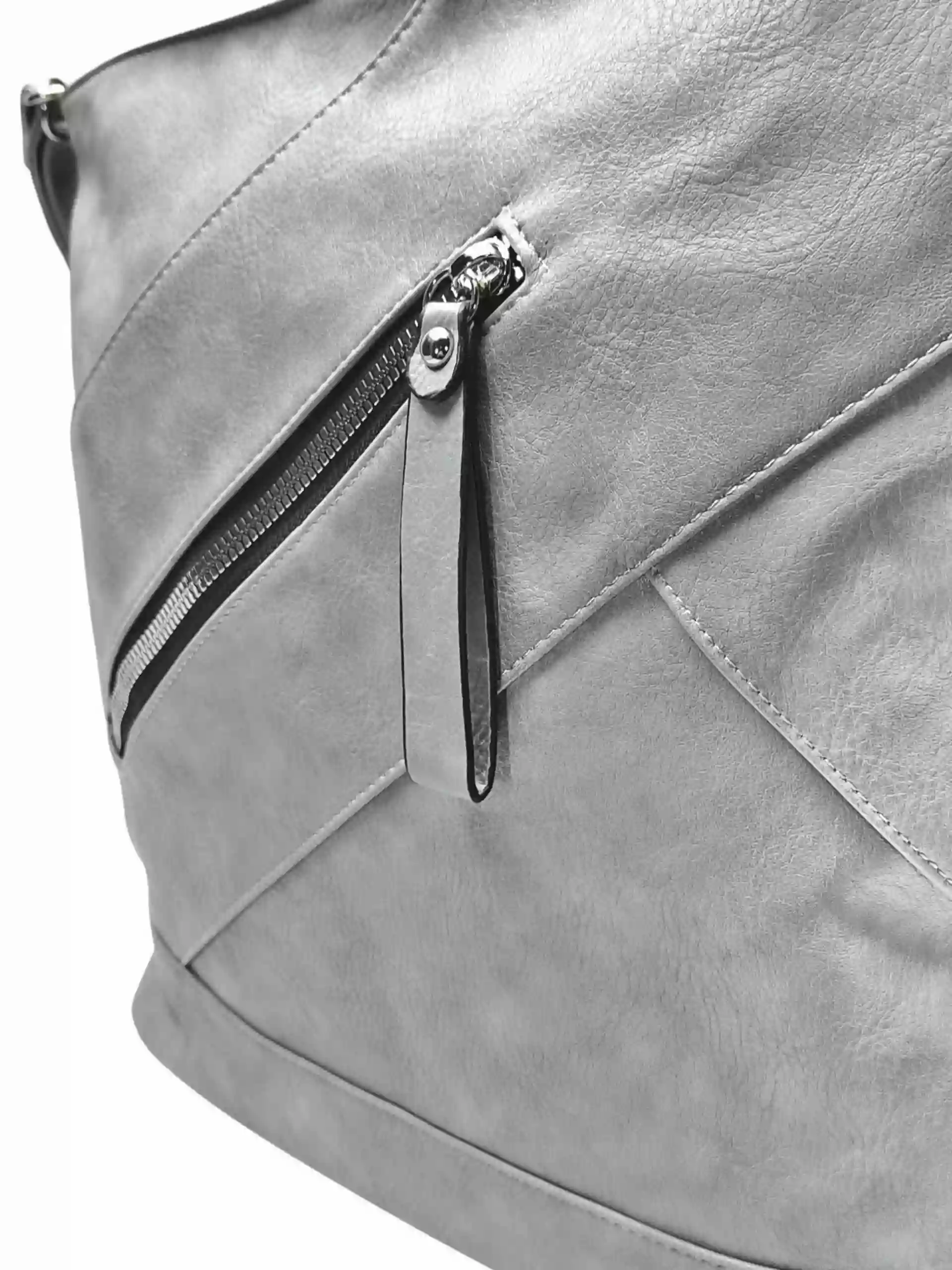 Velký světle šedý kabelko-batoh s kapsou, Tapple, H23904, detail kabelko-batohu