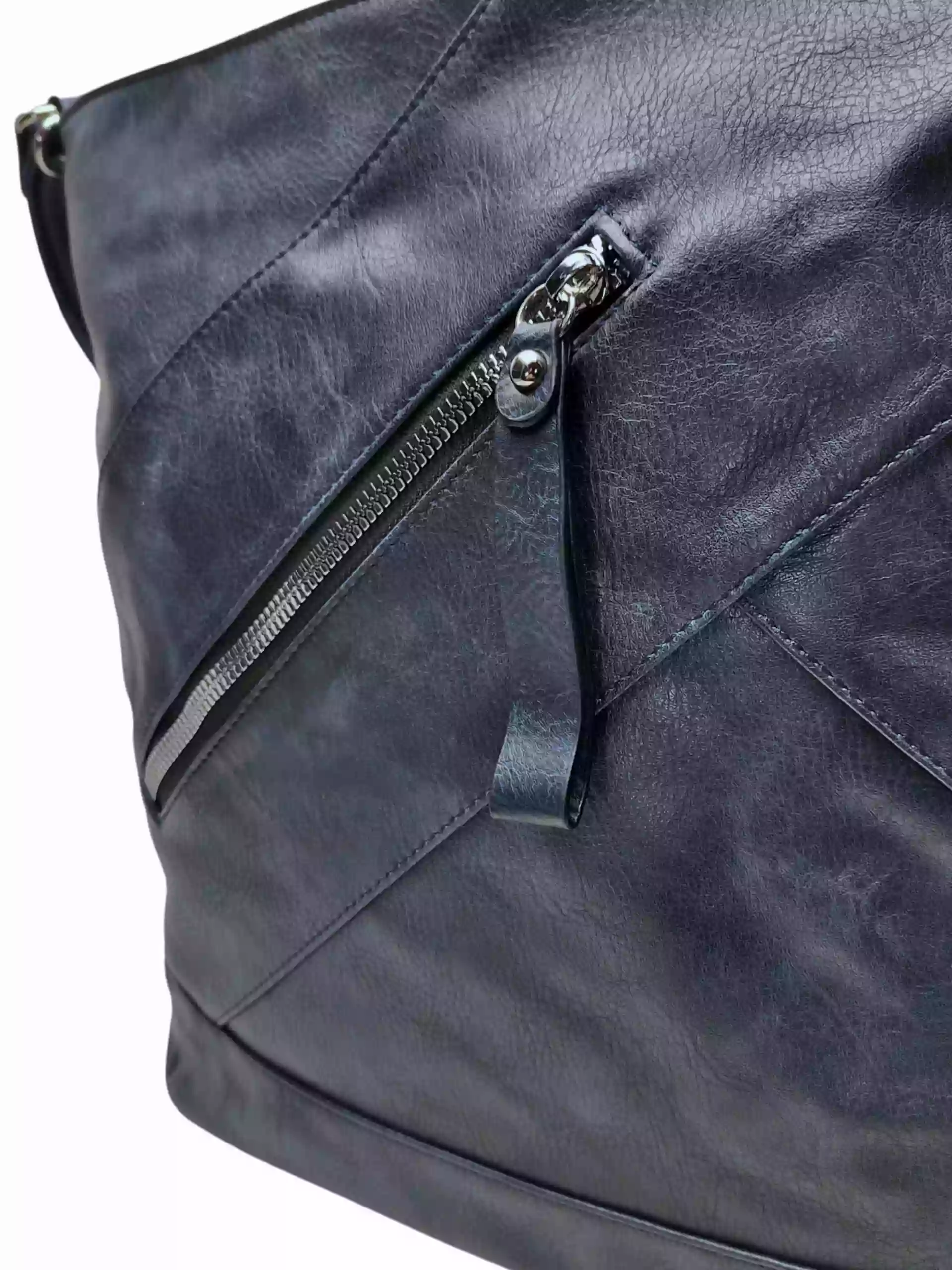 Velký tmavě modrý kabelko-batoh s kapsou, Tapple, H23904, detail kabelko-batohu