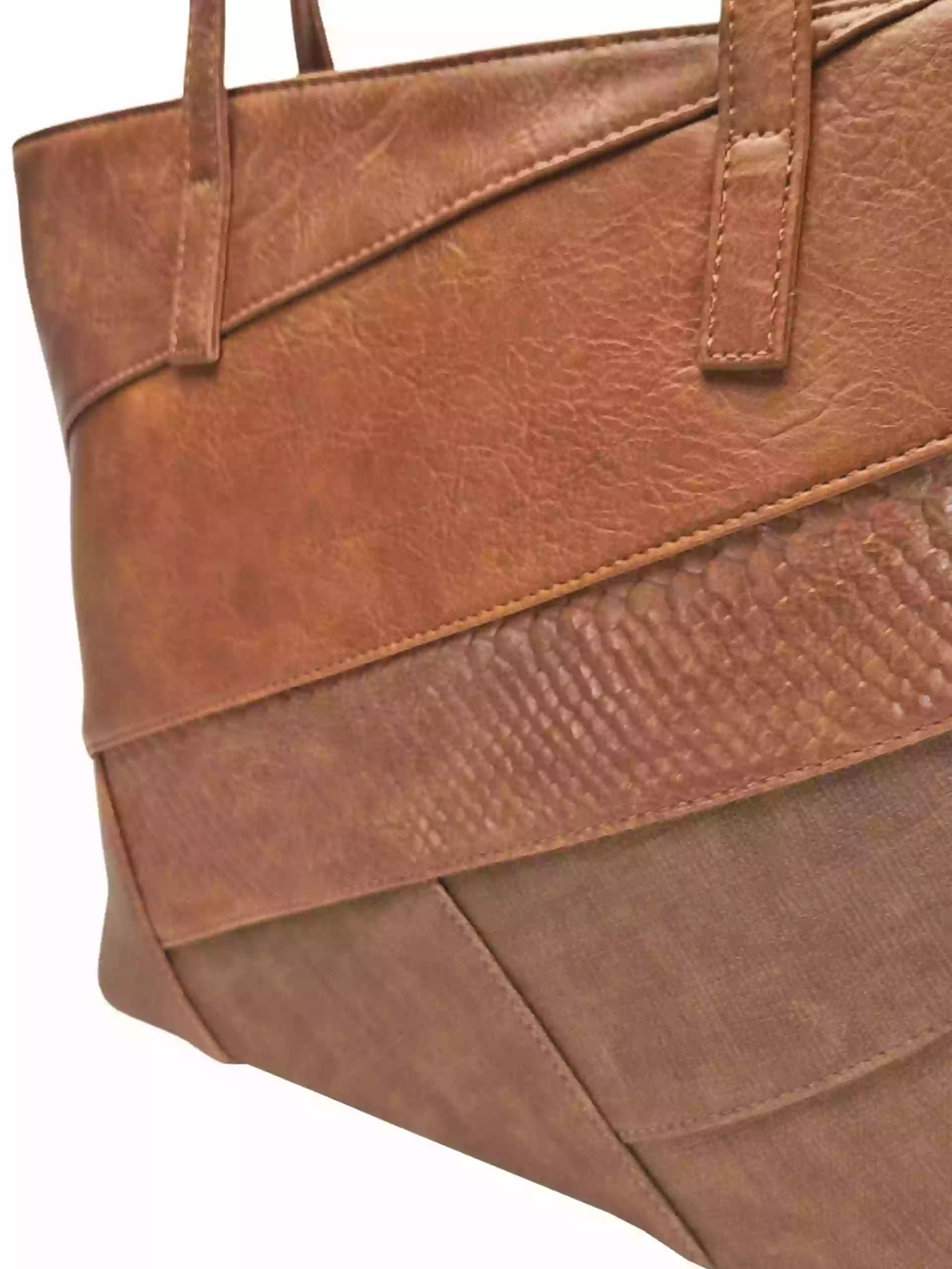 Středně hnědá kabelka přes rameno s šikmými vzory, Tapple, H190030, detail kabelky