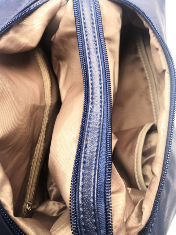 Velký dámský kabelko-batoh 2v1 s šikmými kapsami, Tapple, H18076O, tmavě modrý, vnitřní uspořádání kabelko-batohu