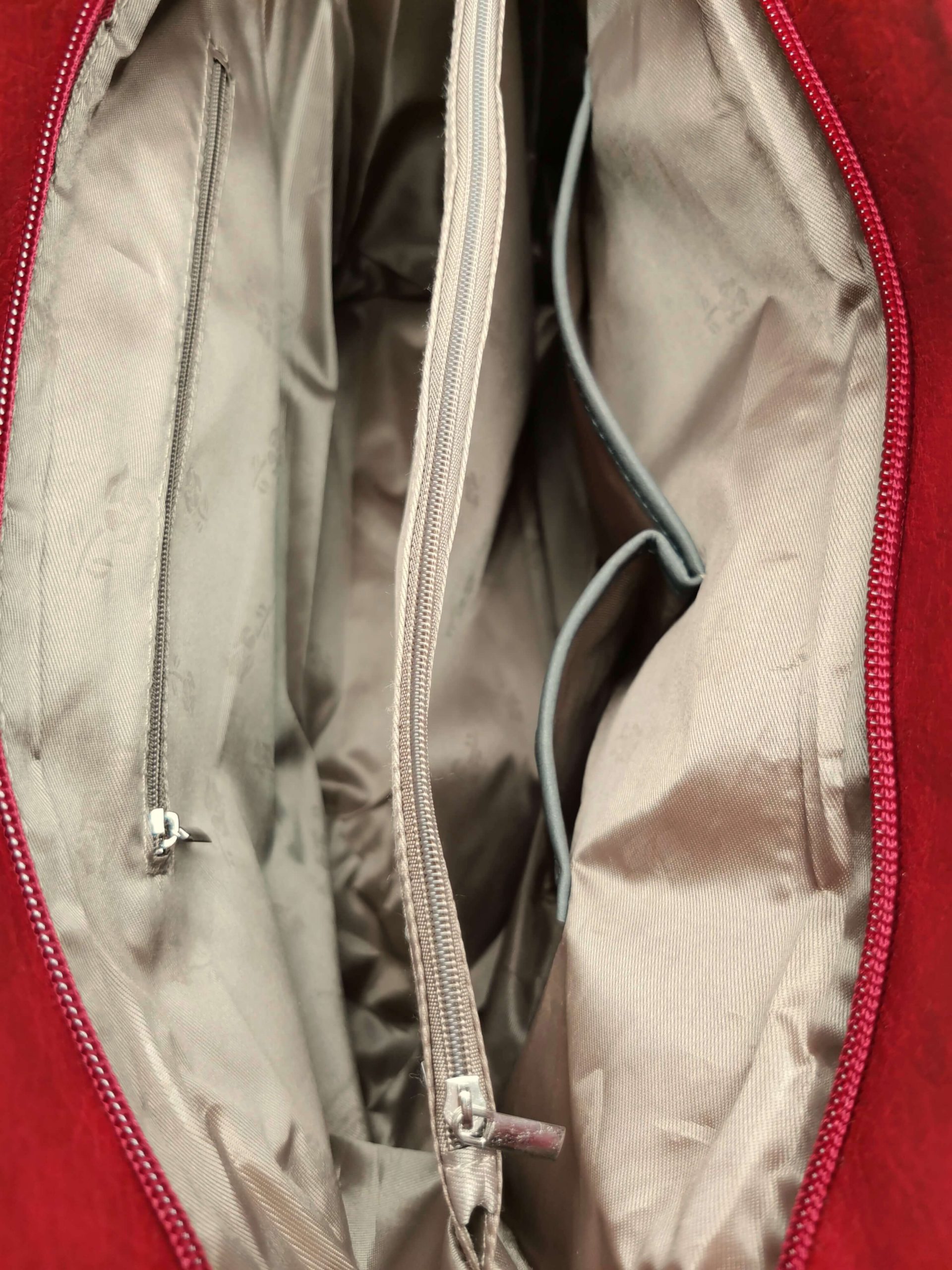 Slušivá kabelka přes rameno s texturovaným pruhem, Tapple, H190024, červená, vnitřní uspořádání kabelky