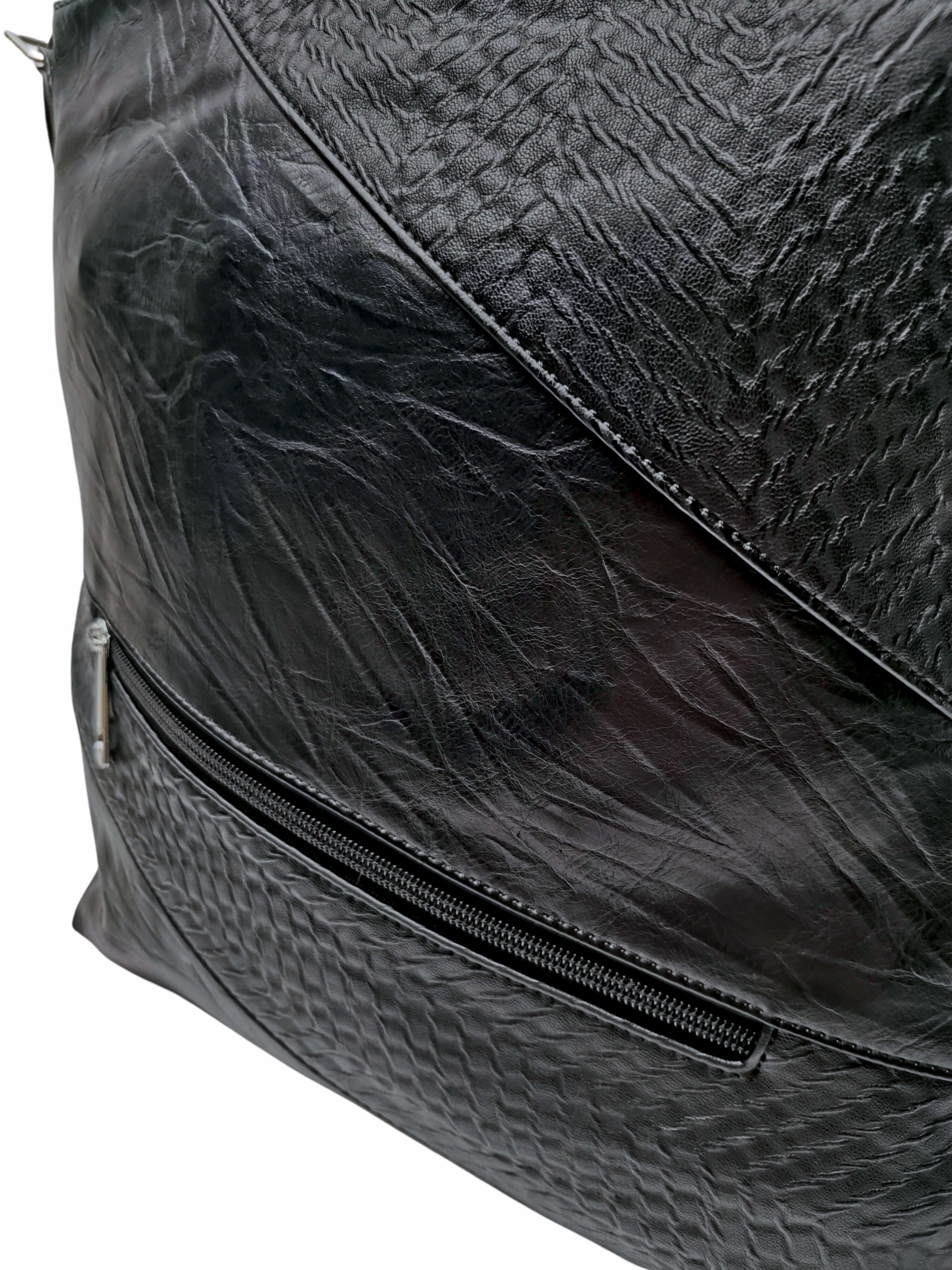Velká černá crossbody kabelka se slušivou texturou, Tapple, H17225, detail crossbody kabelky