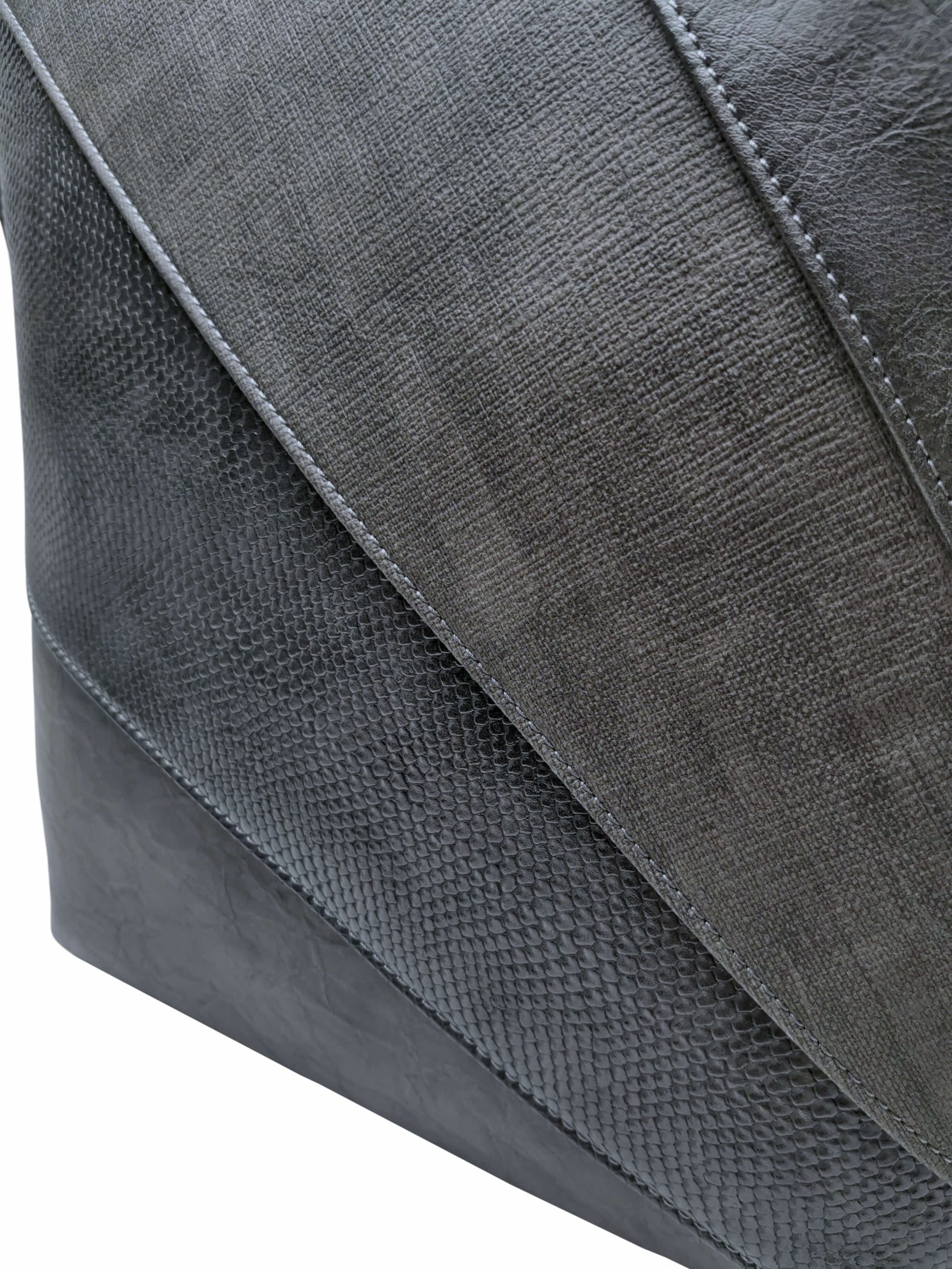 Moderní crossbody kabelka s variací šikmých vzorů, Tapple, H17223, tmavě šedá, detail crossbody kabelky