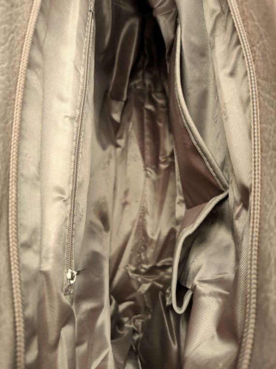 Moderní dámská kabelka přes rameno s texturou, Tapple, H17237, světle hnědá, detail kabelky přes rameno