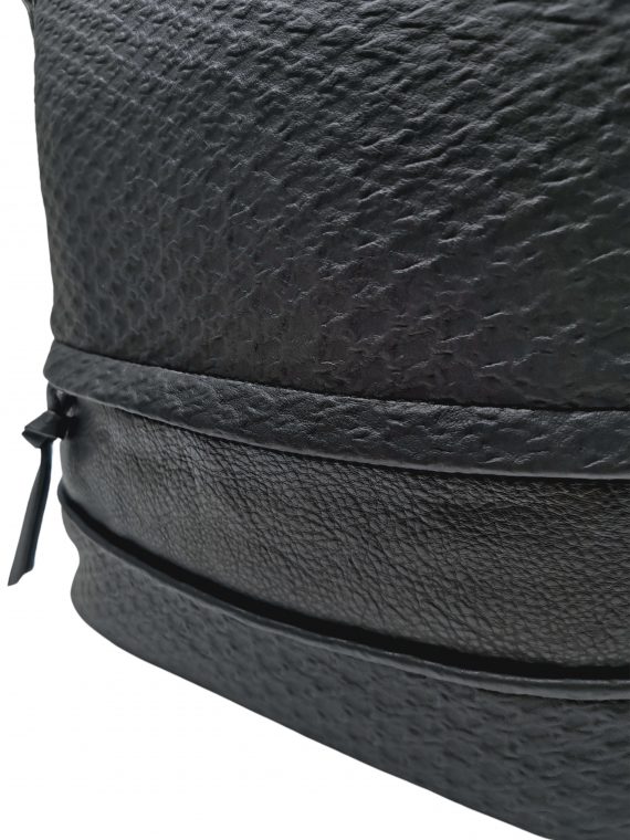 Střední crossbody kabelka z jemné kůže s texturou, Tapple, H2020328, černá, detail vzoru crossbody kabelky