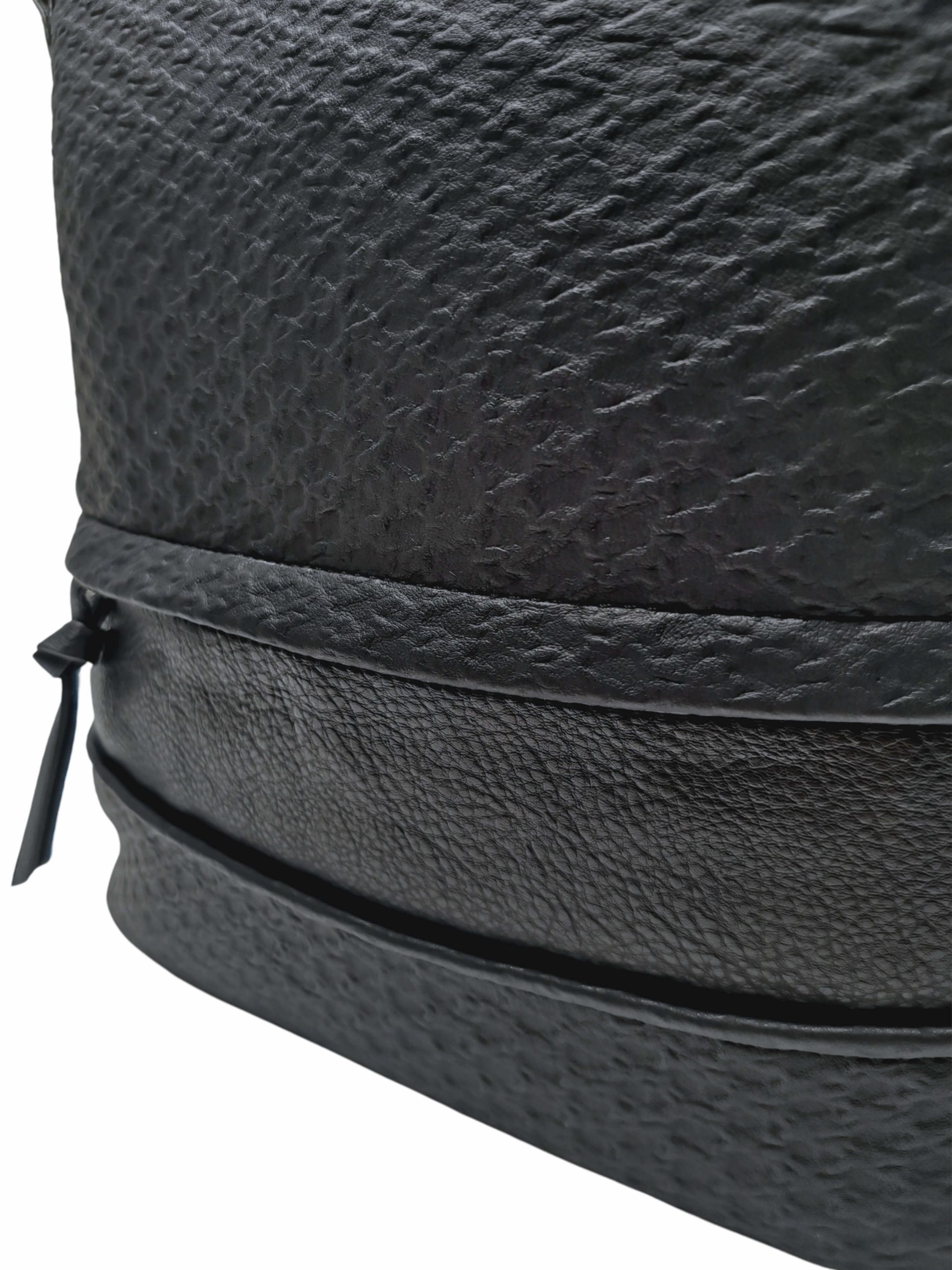 Černá crossbody kabelka se slušivou texturou, Tapple, H2020328, detail vzoru crossbody kabelky