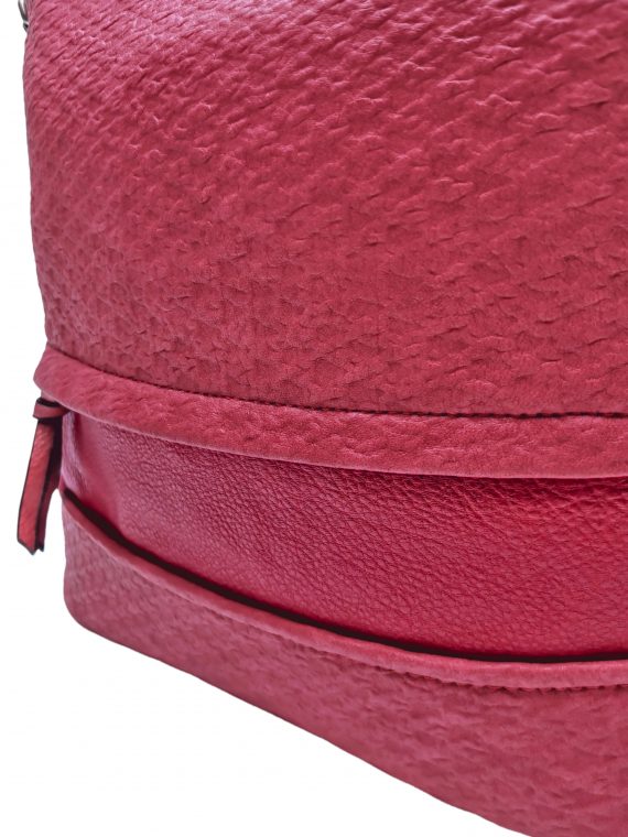 Střední crossbody kabelka z jemné kůže s texturou, Tapple, H2020328, červená, detail vzoru crossbody kabelky